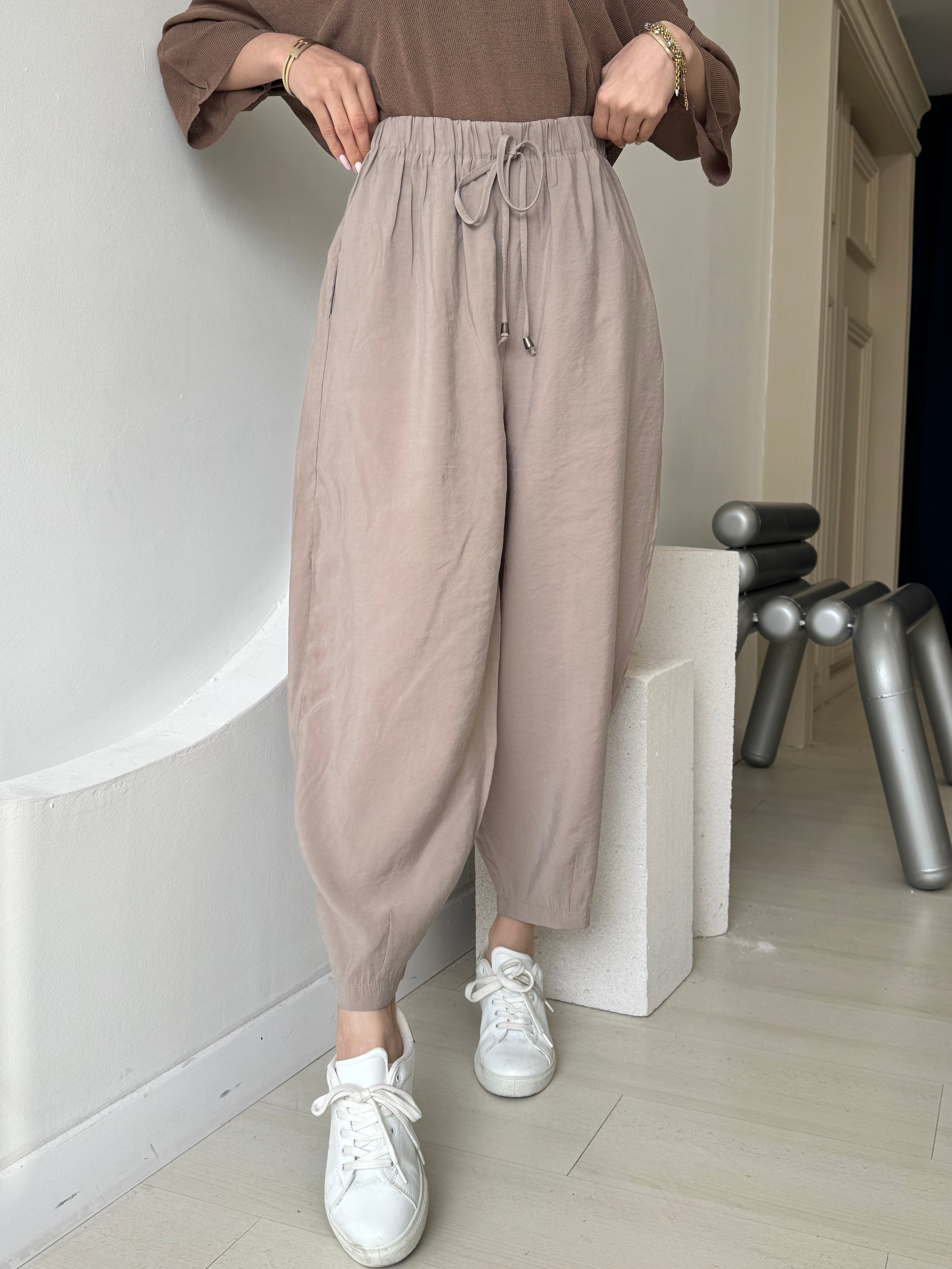 Bej Beli Lastikli Paça Detaylı Cepli Pantolon