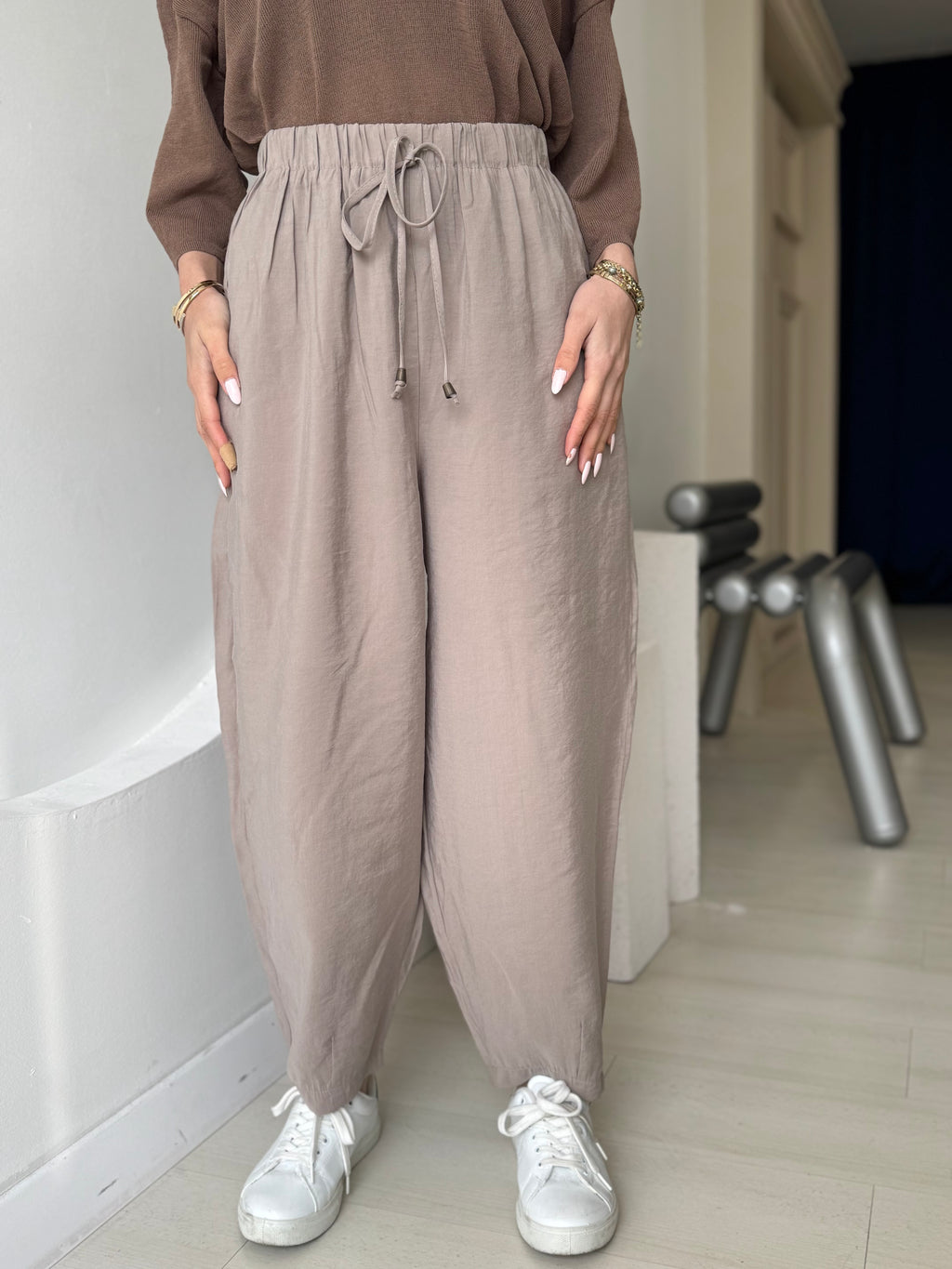 Bej Beli Lastikli Paça Detaylı Cepli Pantolon