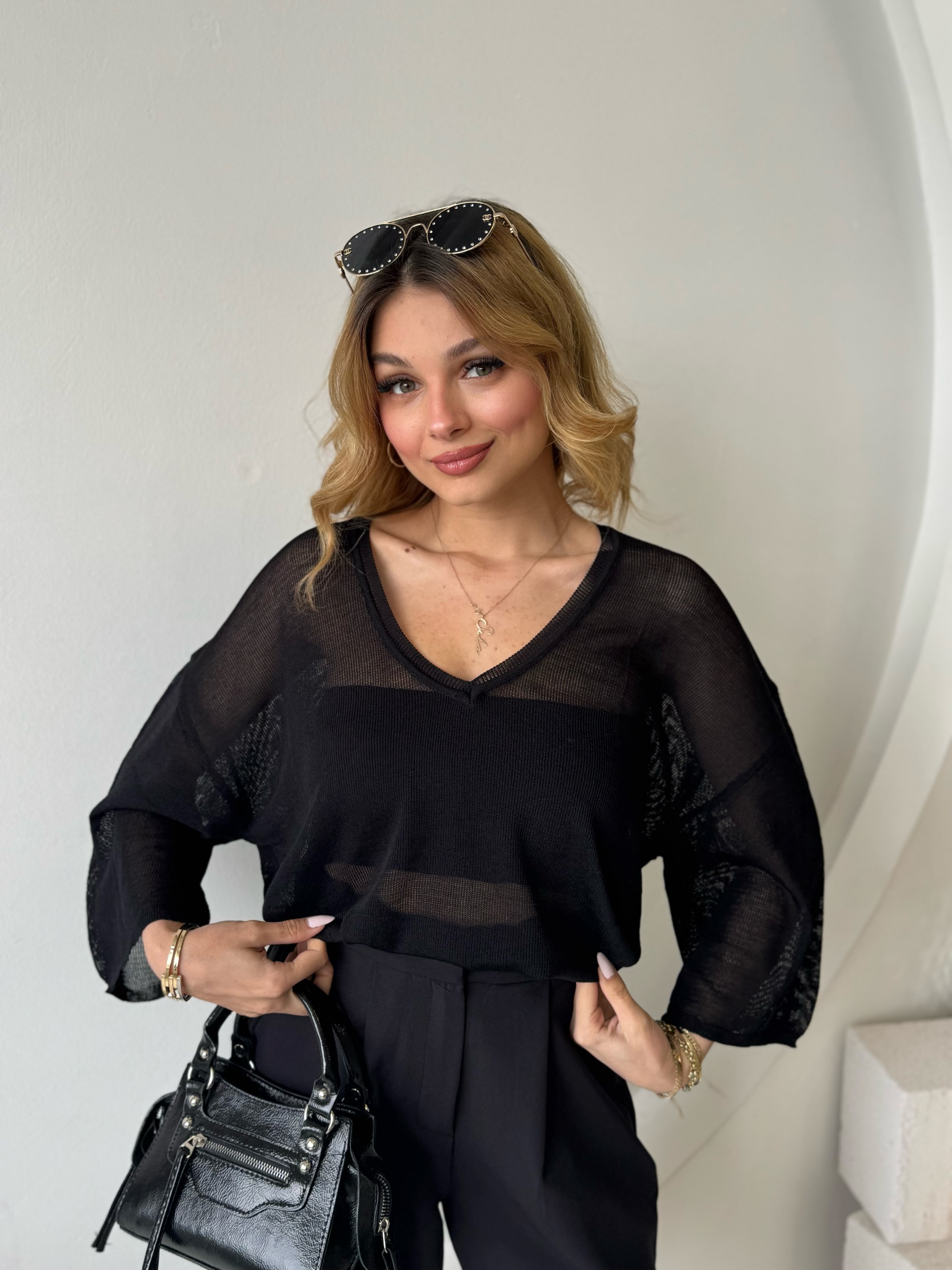 Siyah Açık Yaka Transparan Bluz