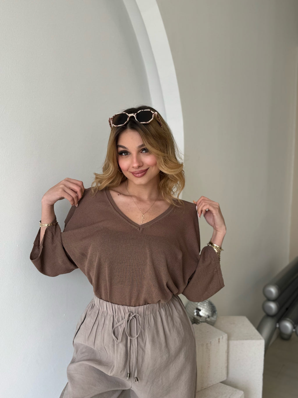 Kahverengi Açık Yaka Transparan Bluz