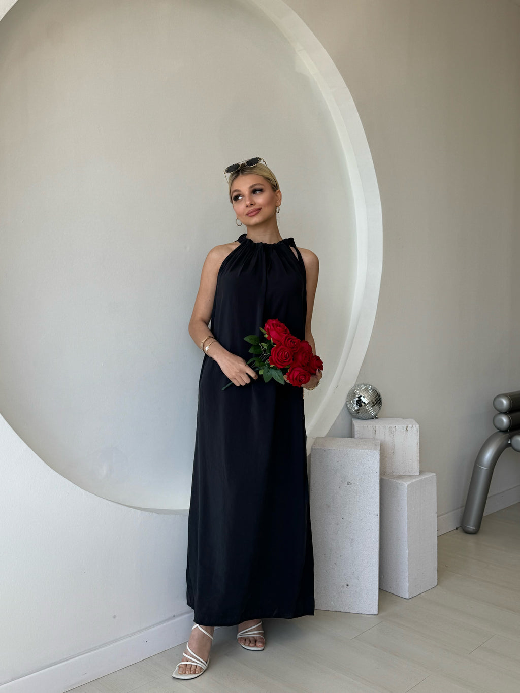 Omuzdan Bağlamalı Siyah Elbise