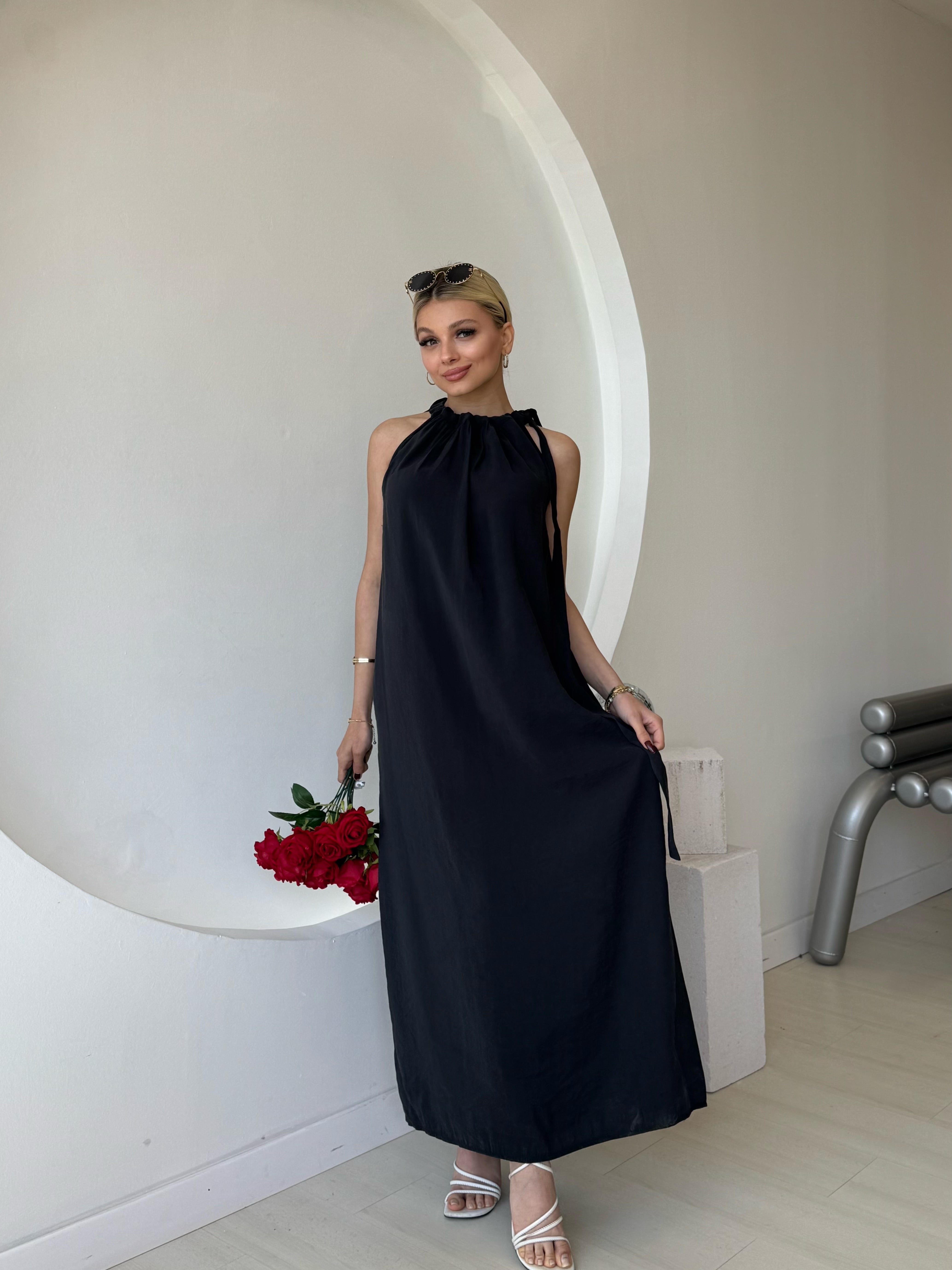 Omuzdan Bağlamalı Siyah Elbise