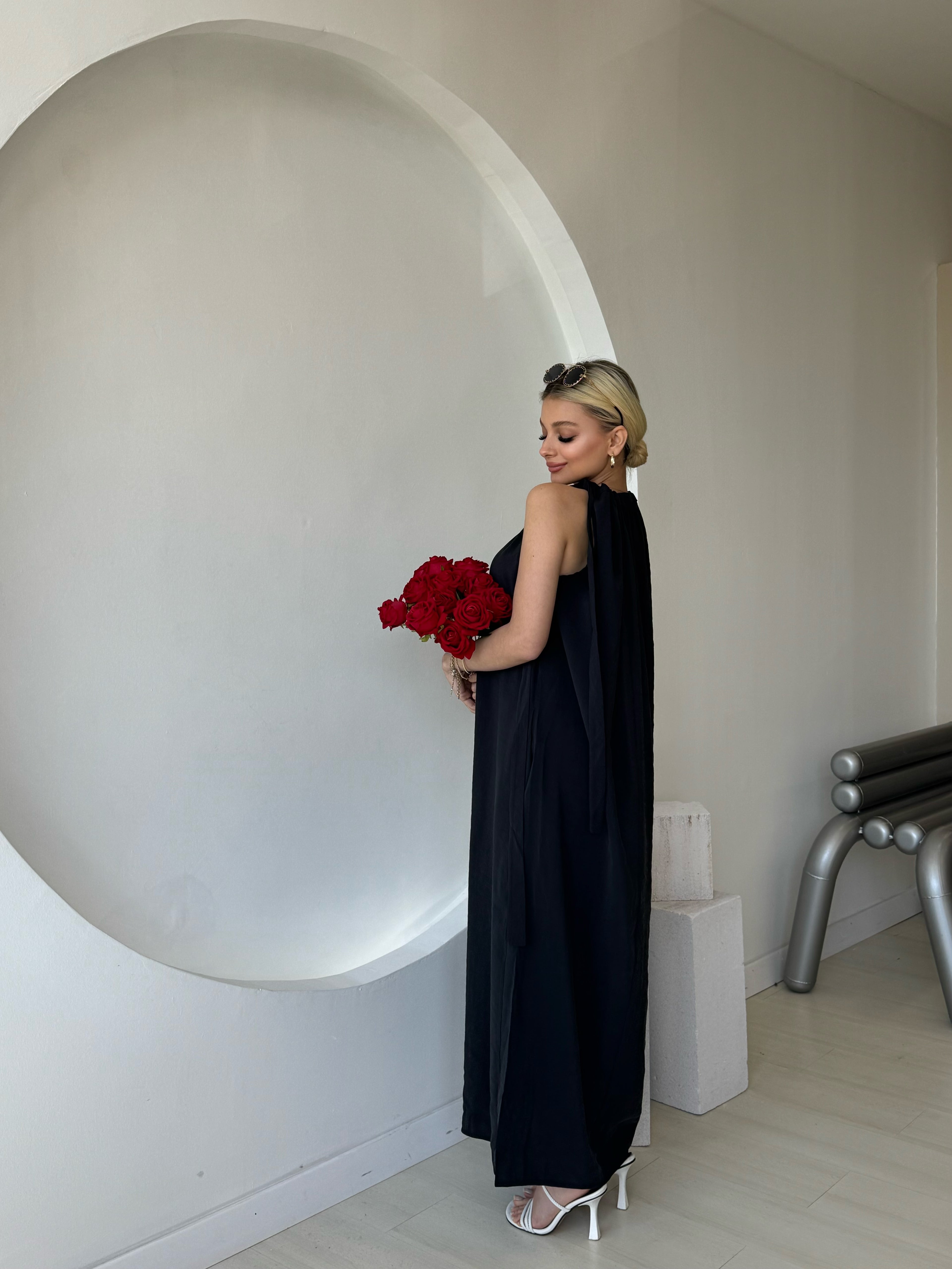 Omuzdan Bağlamalı Siyah Elbise