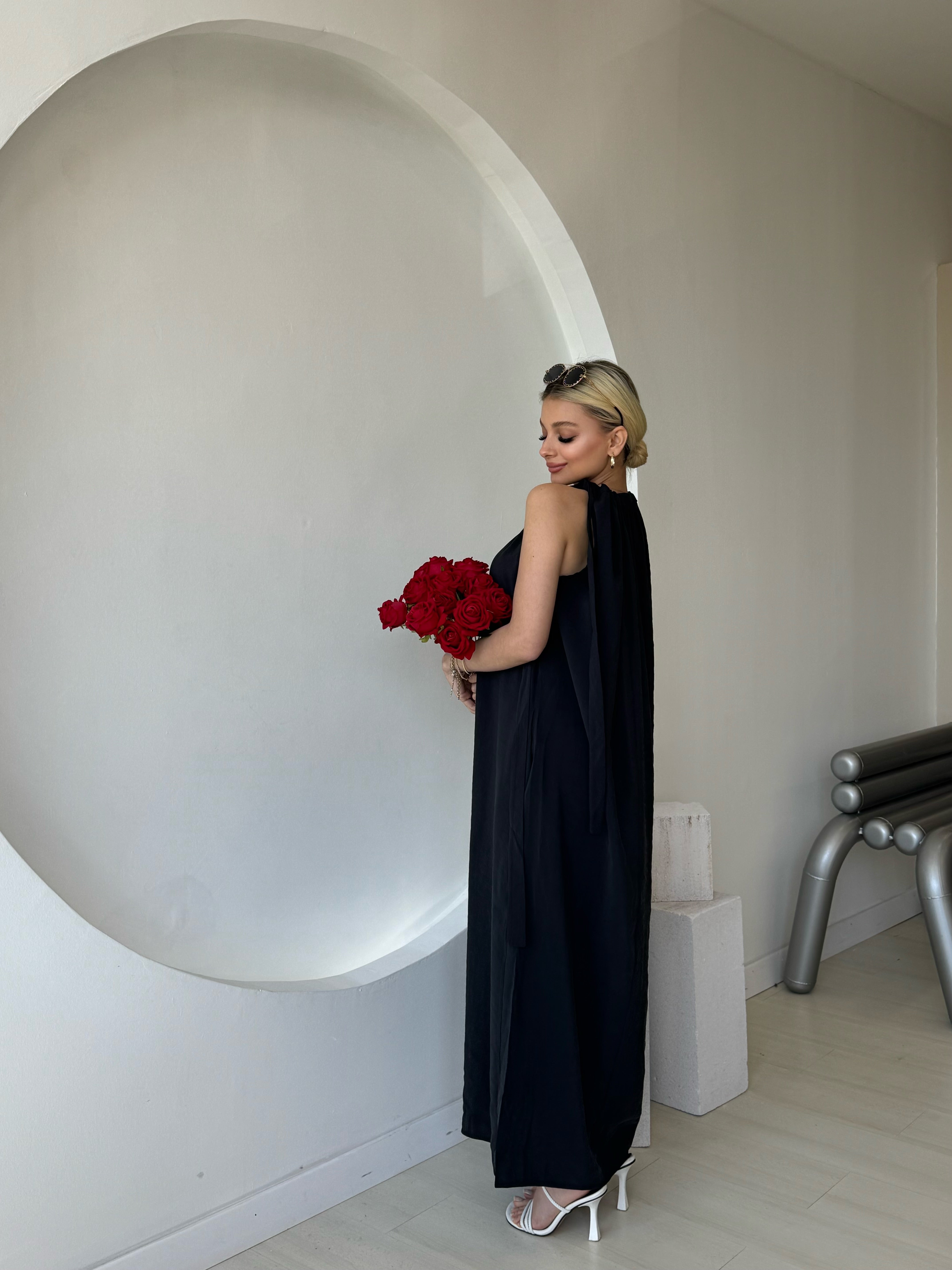 Omuzdan Bağlamalı Siyah Elbise