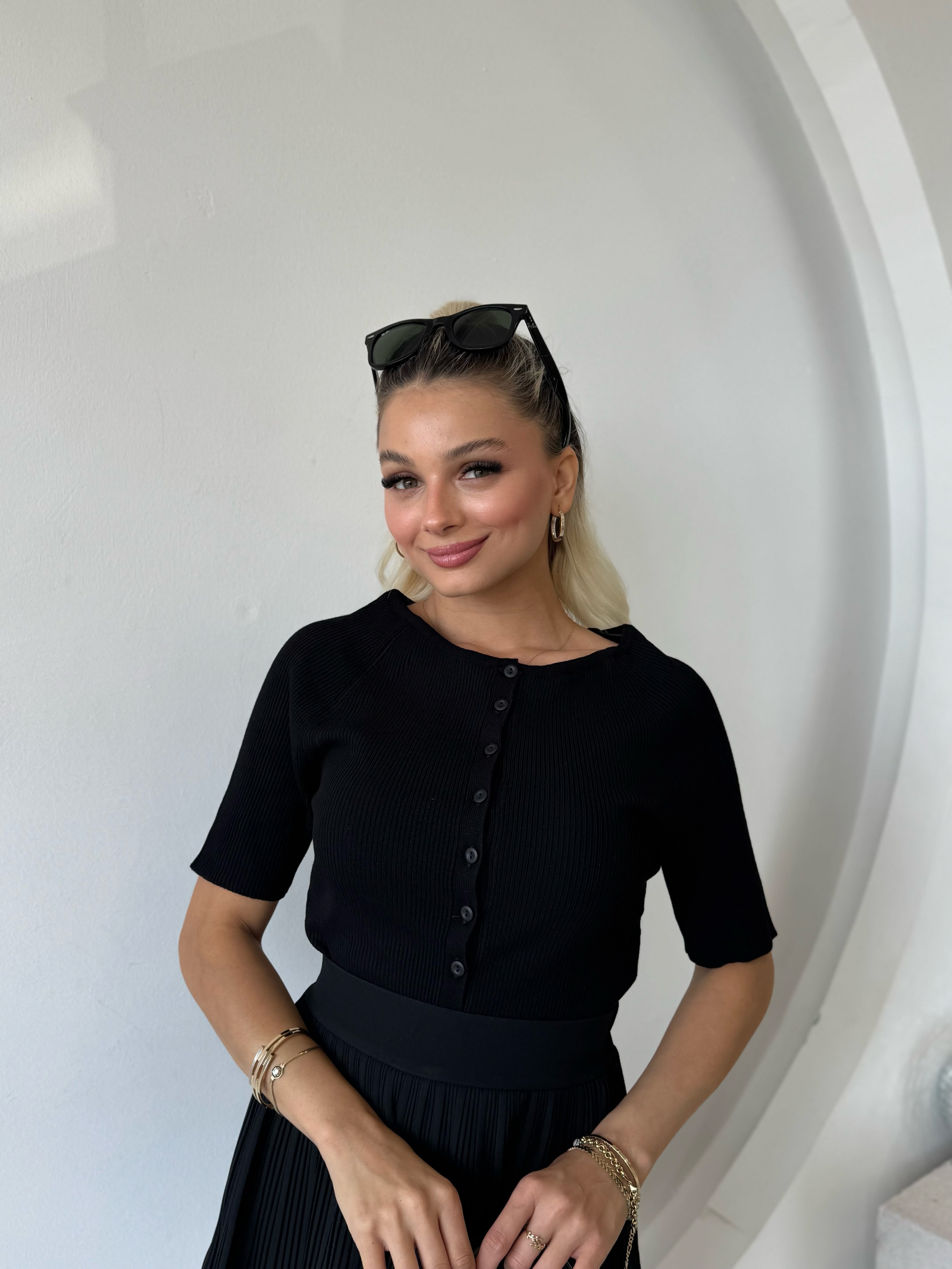 Siyah Açık Bisiklet Yaka Düğmeli İnce Triko Hırka