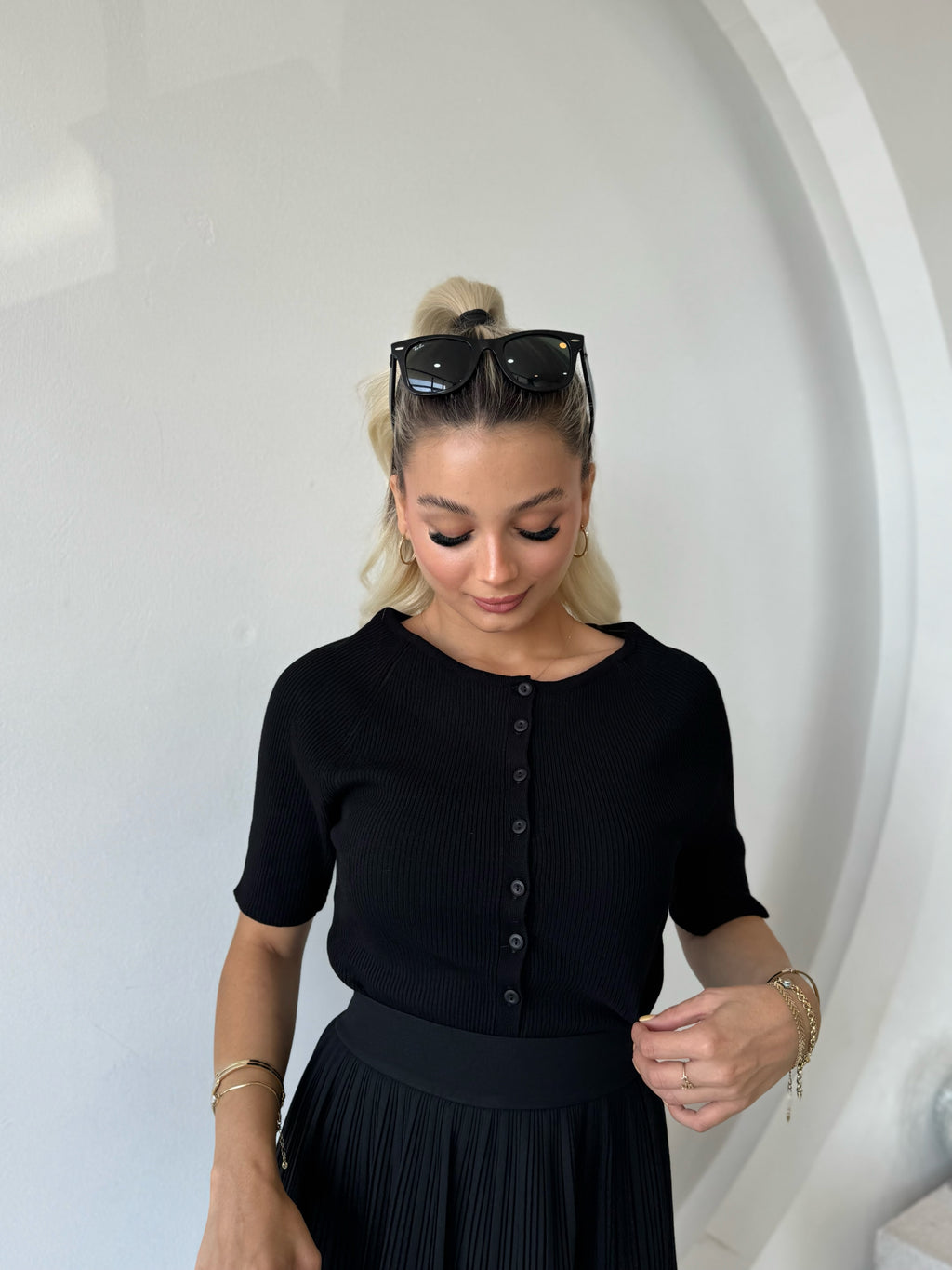 Siyah Açık Bisiklet Yaka Düğmeli İnce Triko Hırka