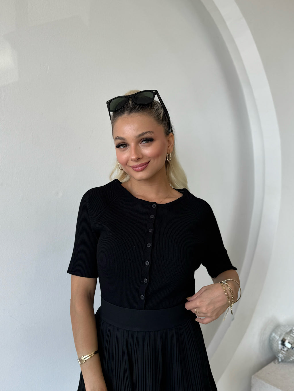 Siyah Açık Bisiklet Yaka Düğmeli İnce Triko Hırka