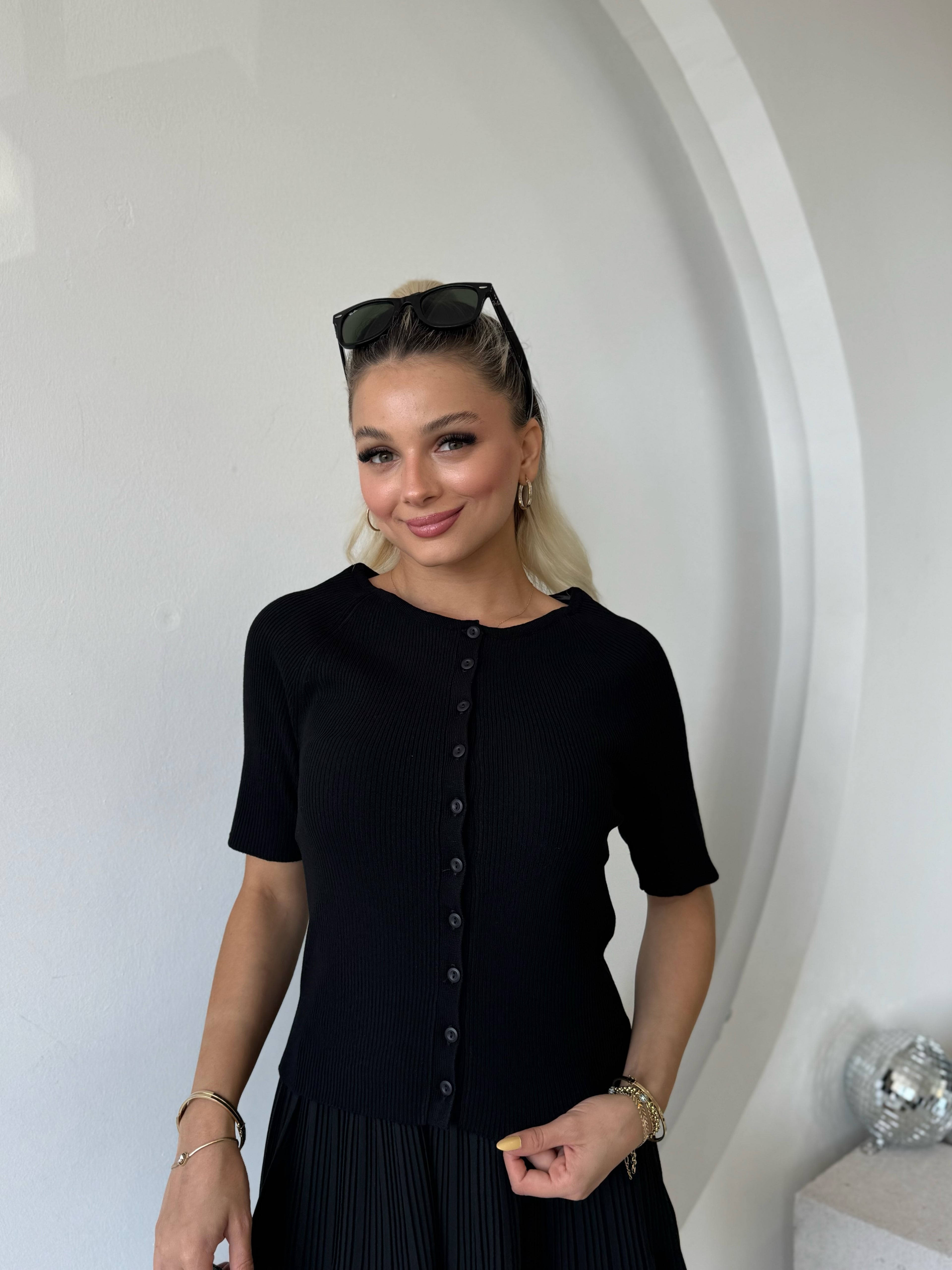 Siyah Açık Bisiklet Yaka Düğmeli İnce Triko Hırka