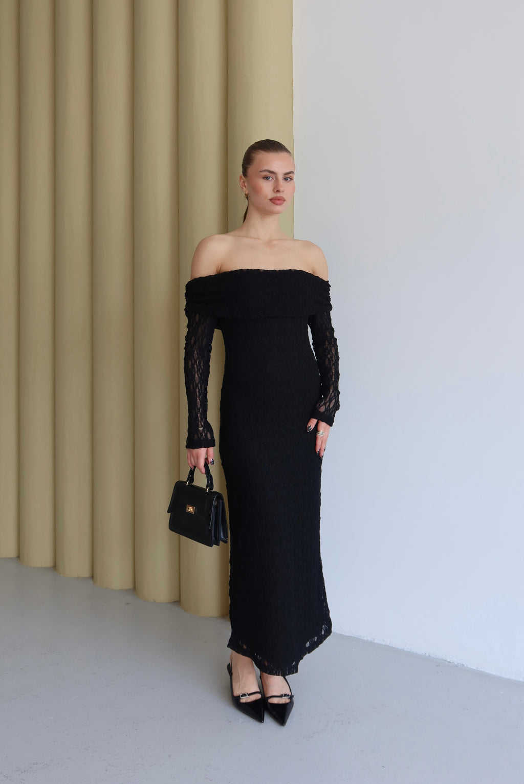 SİYAH KAYIK YAKA GÜPÜR DESENLİ  ELBİSE