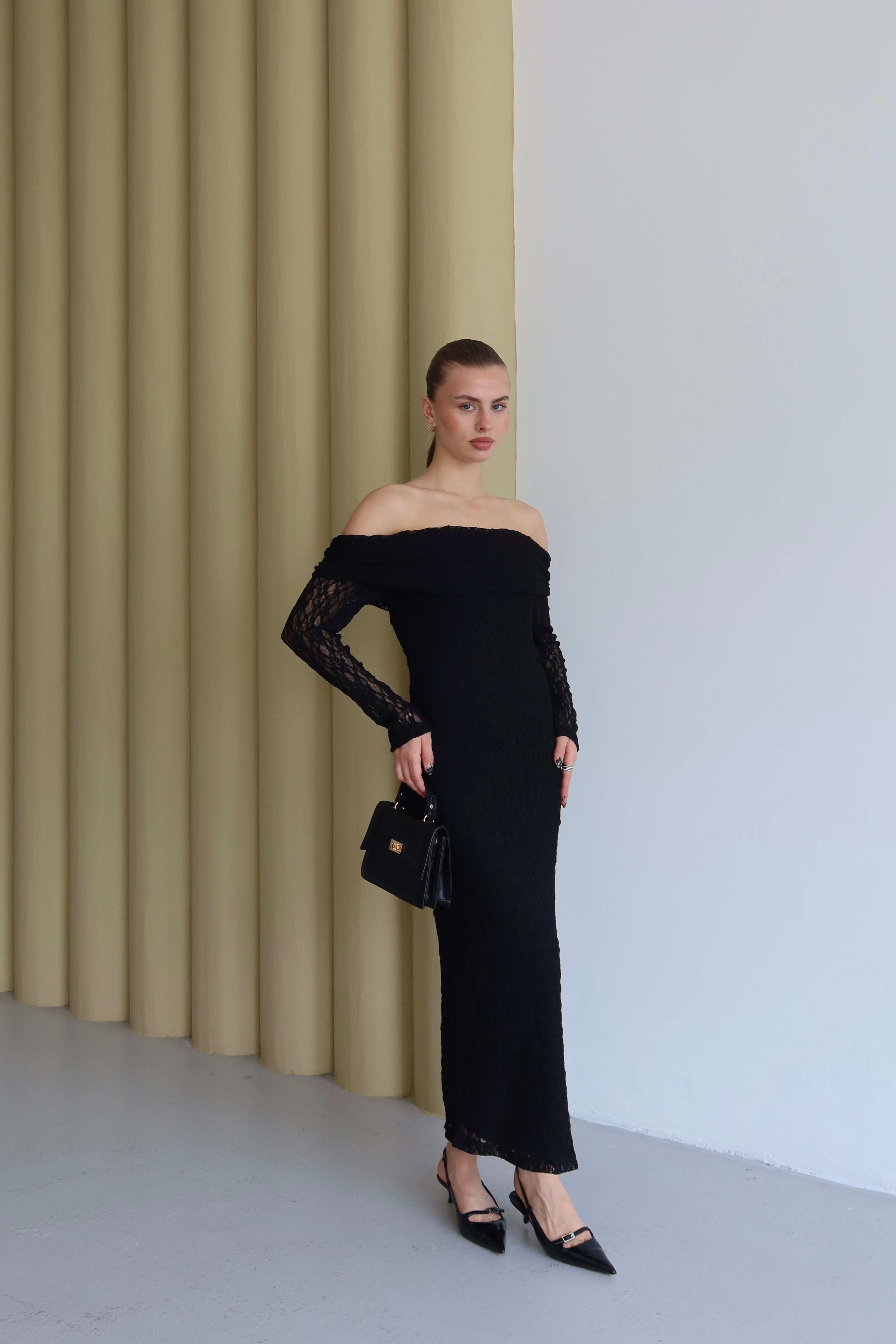 SİYAH KAYIK YAKA GÜPÜR DESENLİ  ELBİSE