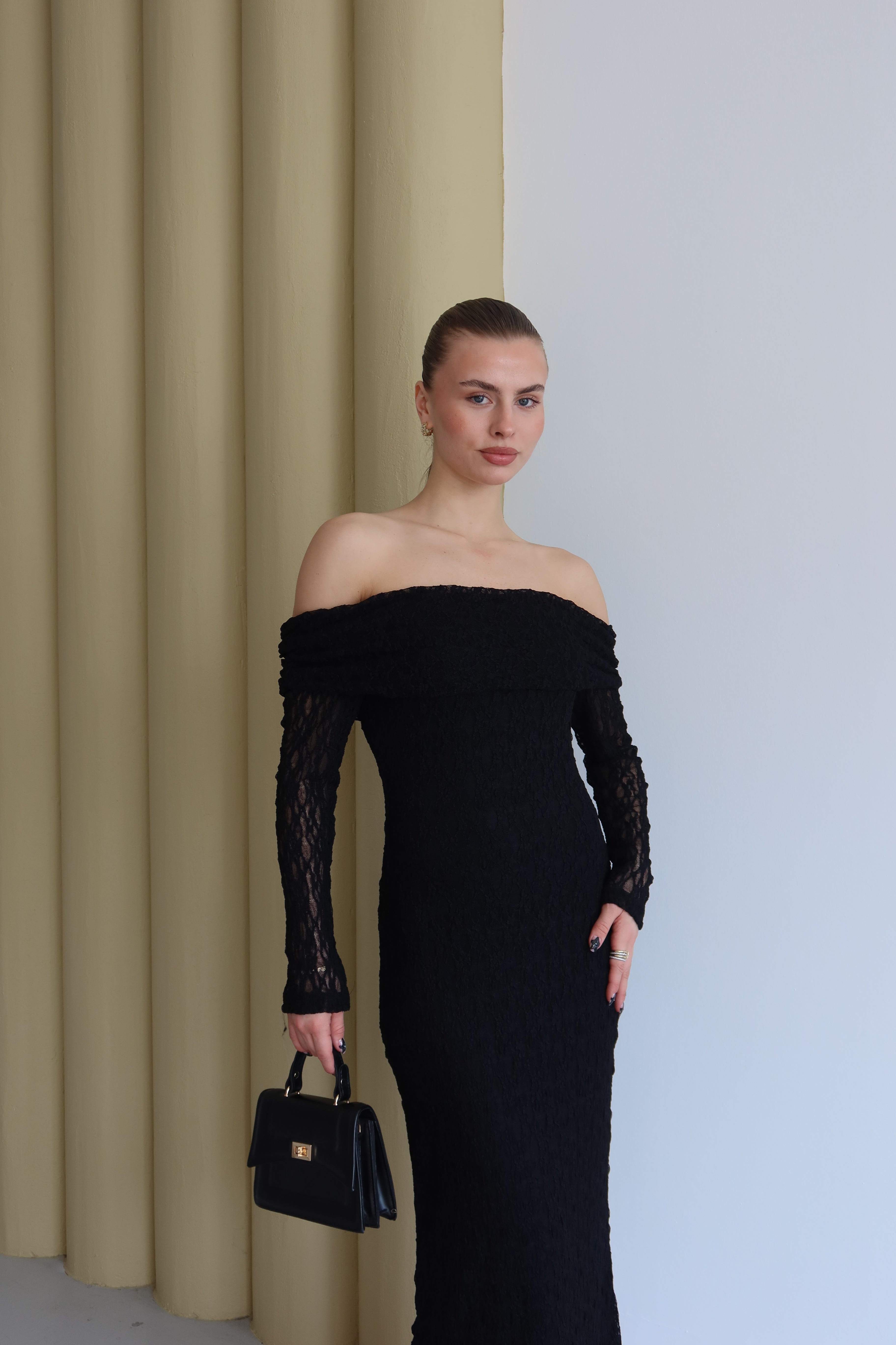 SİYAH KAYIK YAKA GÜPÜR DESENLİ  ELBİSE