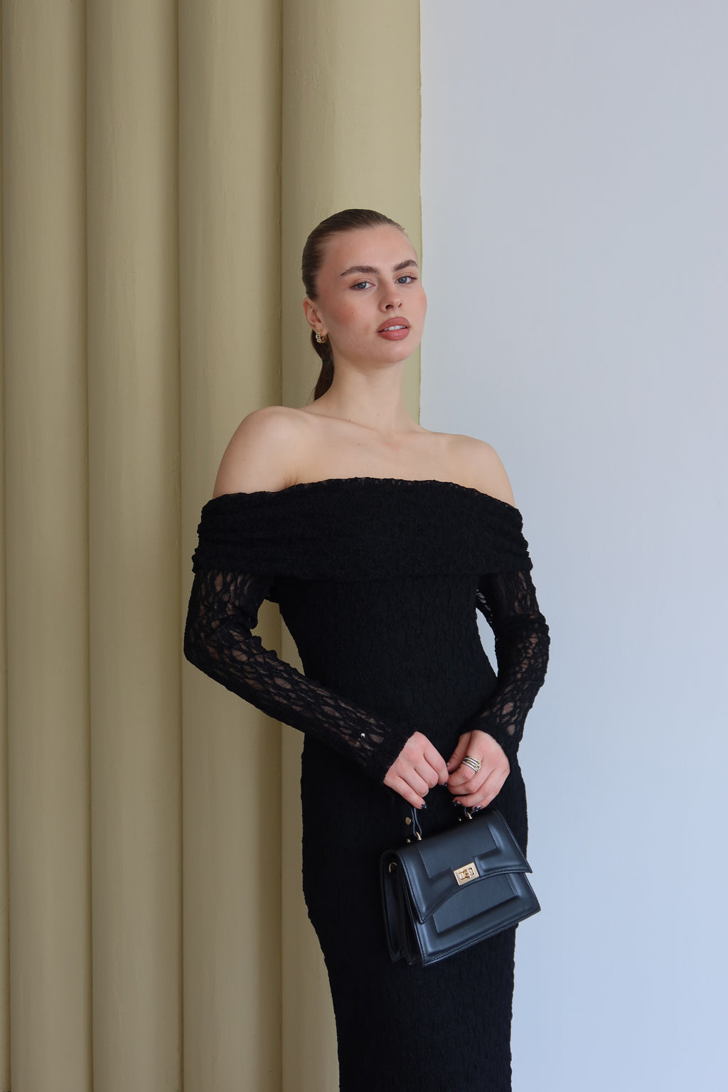 SİYAH KAYIK YAKA GÜPÜR DESENLİ  ELBİSE