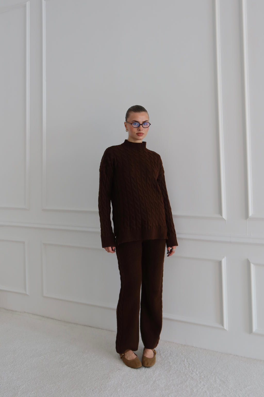 kahverengi triko saç örgülü pantolon kazak takım