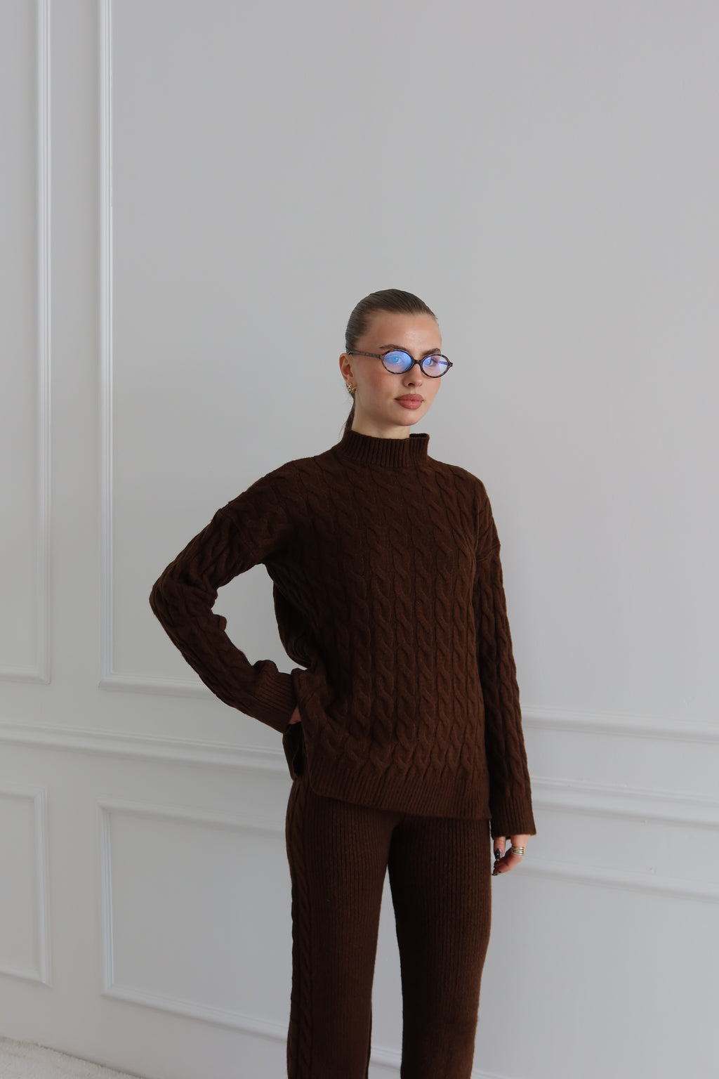 kahverengi triko saç örgülü pantolon kazak takım