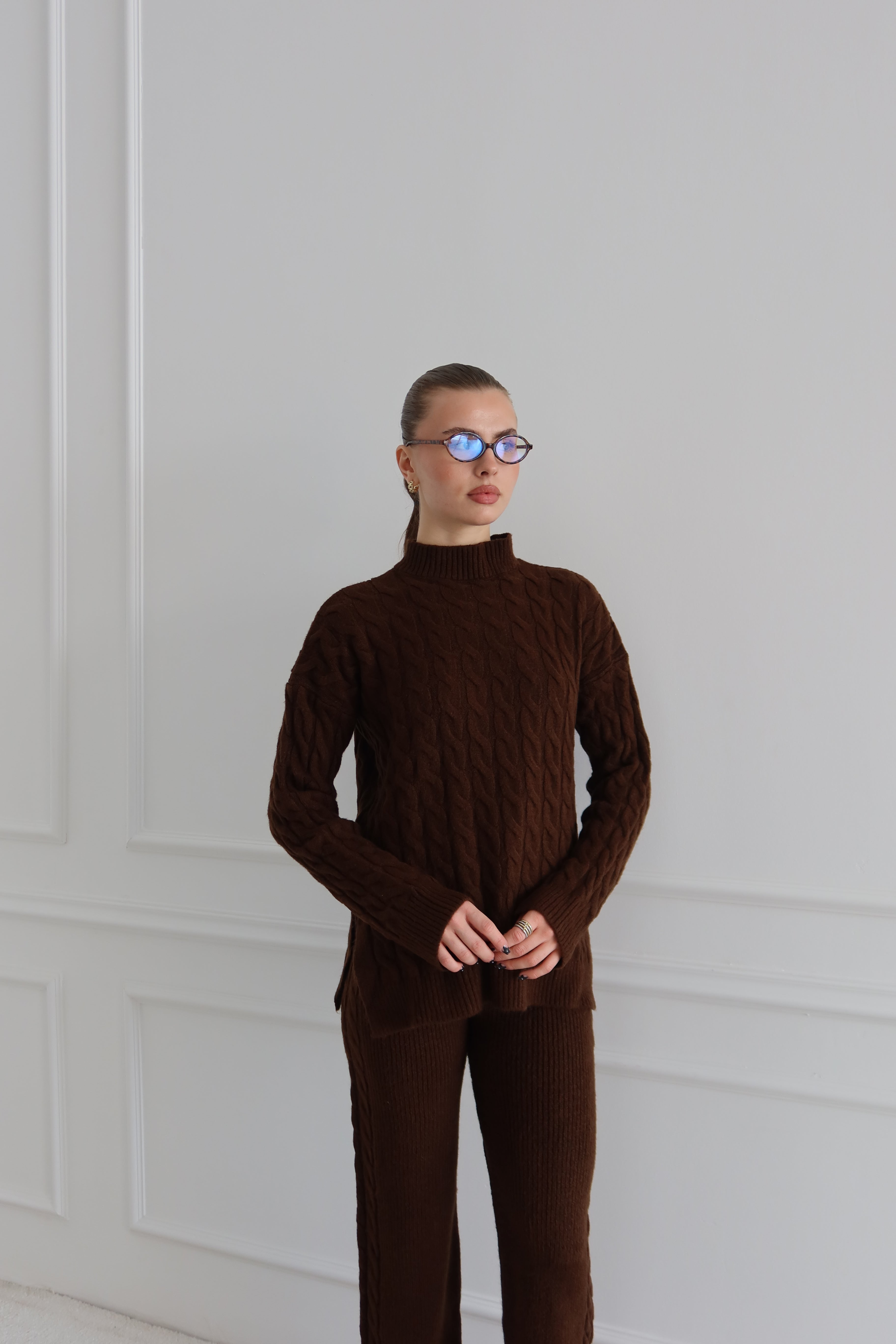 kahverengi triko saç örgülü pantolon kazak takım