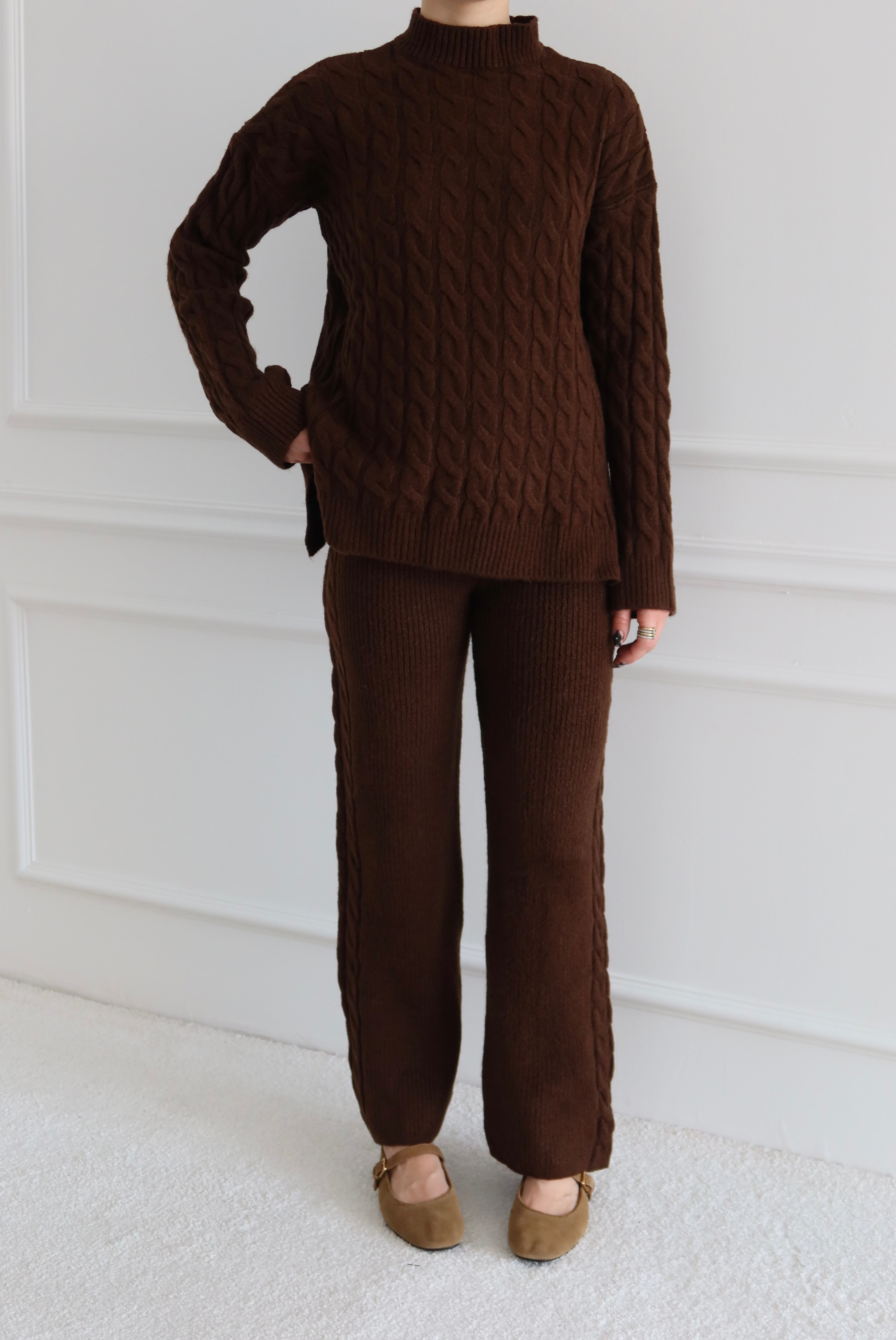 kahverengi triko saç örgülü pantolon kazak takım