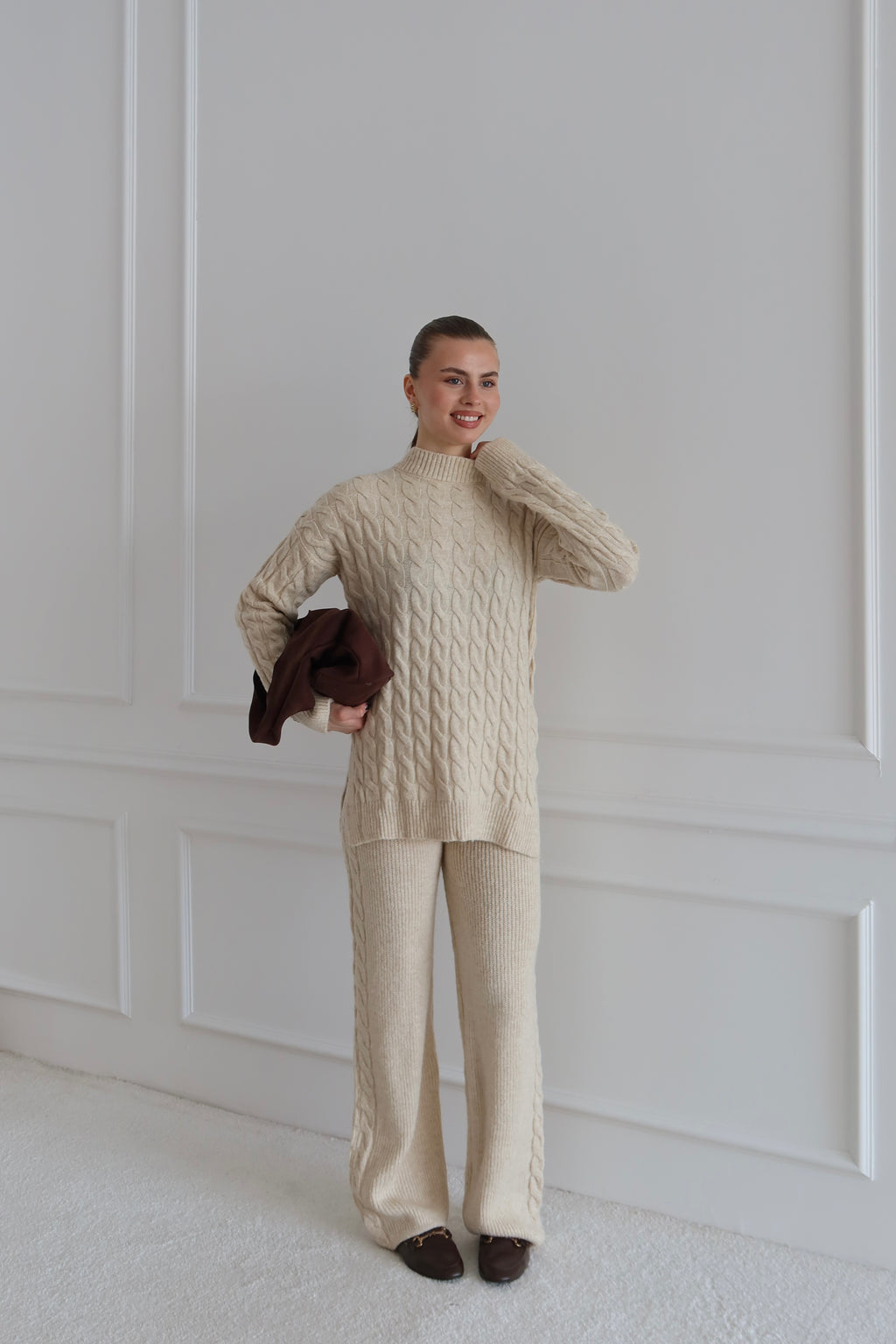 bej triko saç örgülü pantolon kazak takım