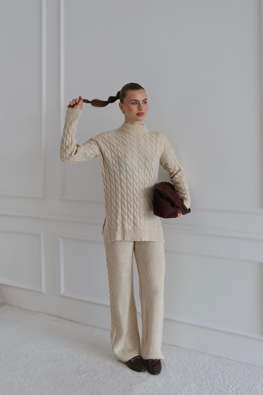 bej triko saç örgülü pantolon kazak takım