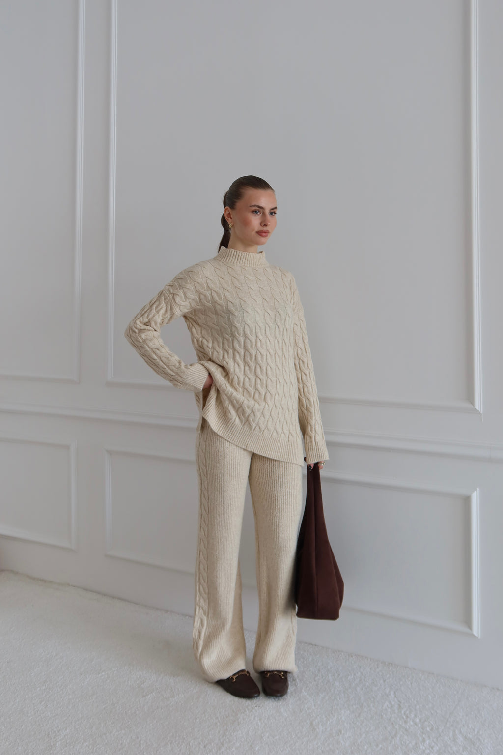 bej triko saç örgülü pantolon kazak takım