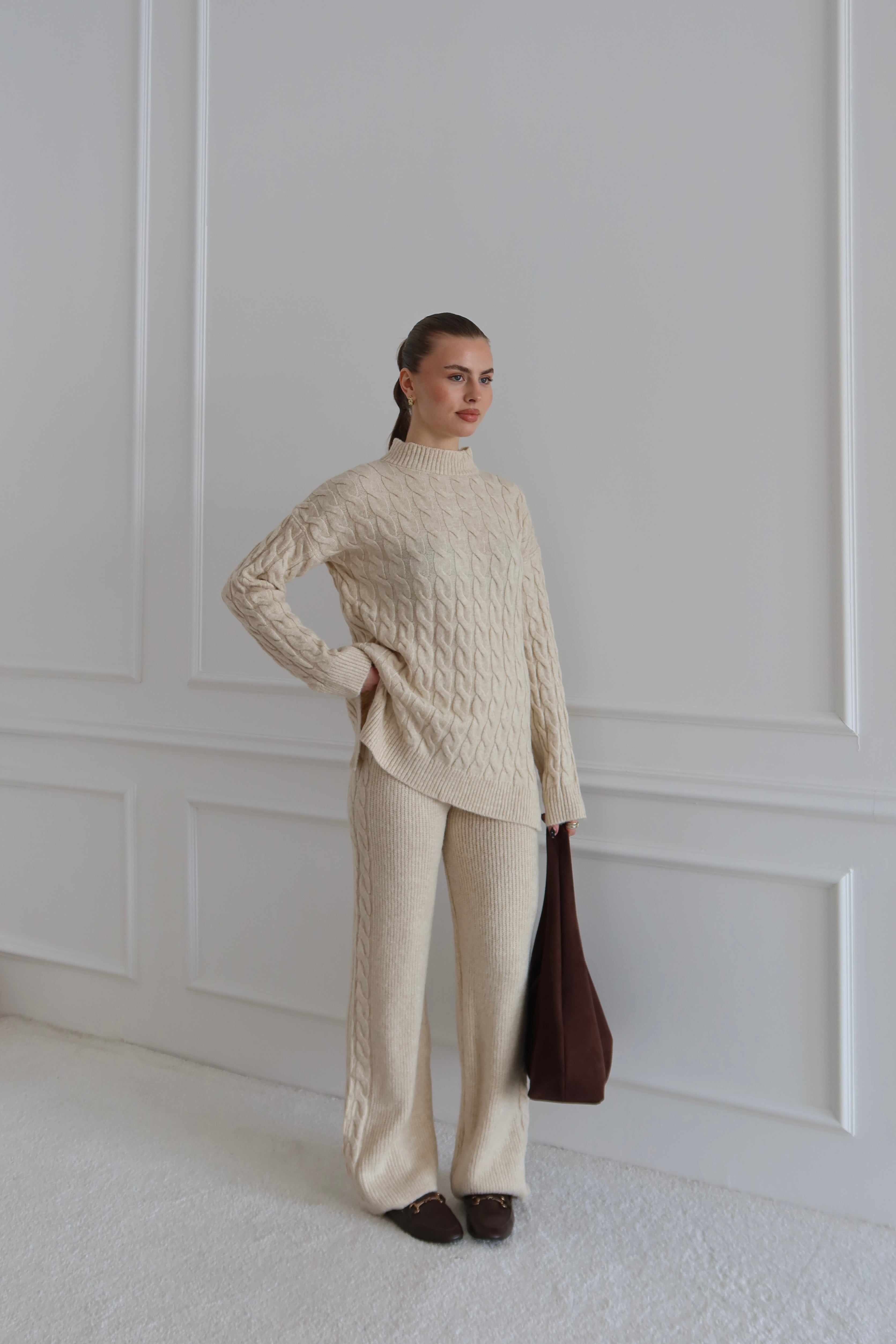 bej triko saç örgülü pantolon kazak takım