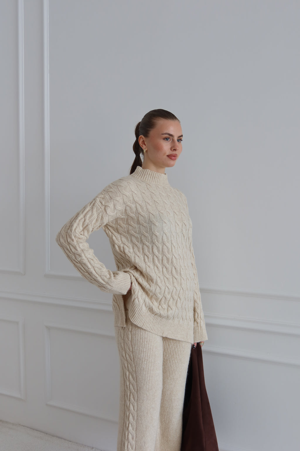 bej triko saç örgülü pantolon kazak takım