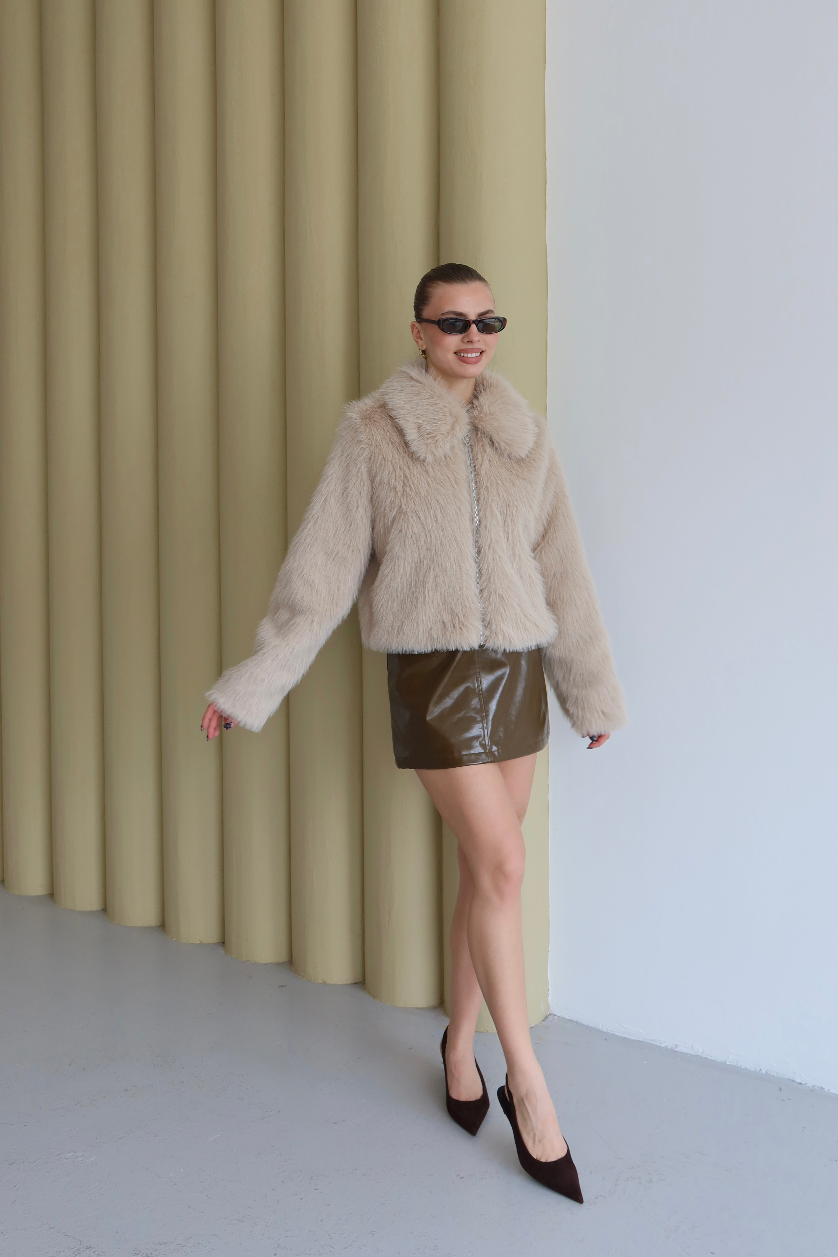 BEJ YAKALI FERMUAR DETAYLI KÜRK