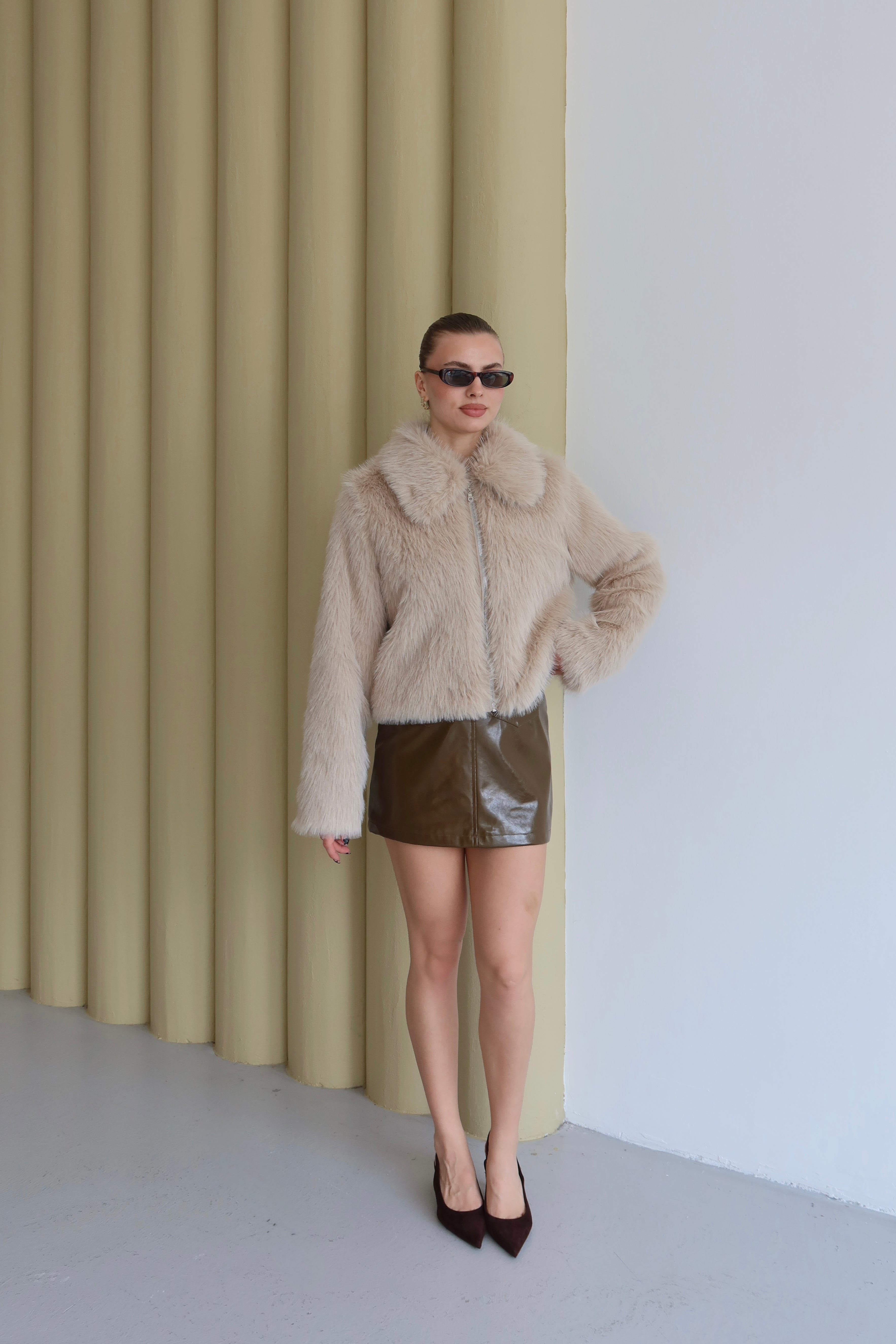 BEJ YAKALI FERMUAR DETAYLI KÜRK