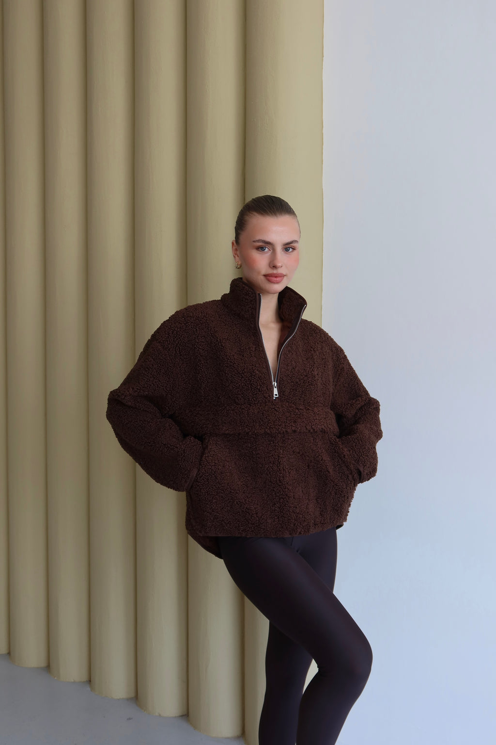 KAHVERENGİ DİK YAKA TEDDY SWEAT