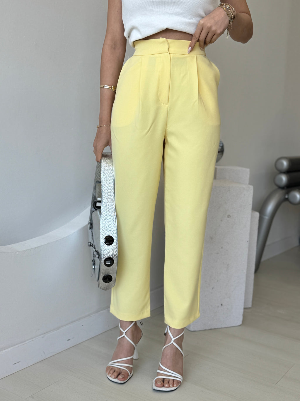 Sarı Pile Detaylı Kumaş Pantolon