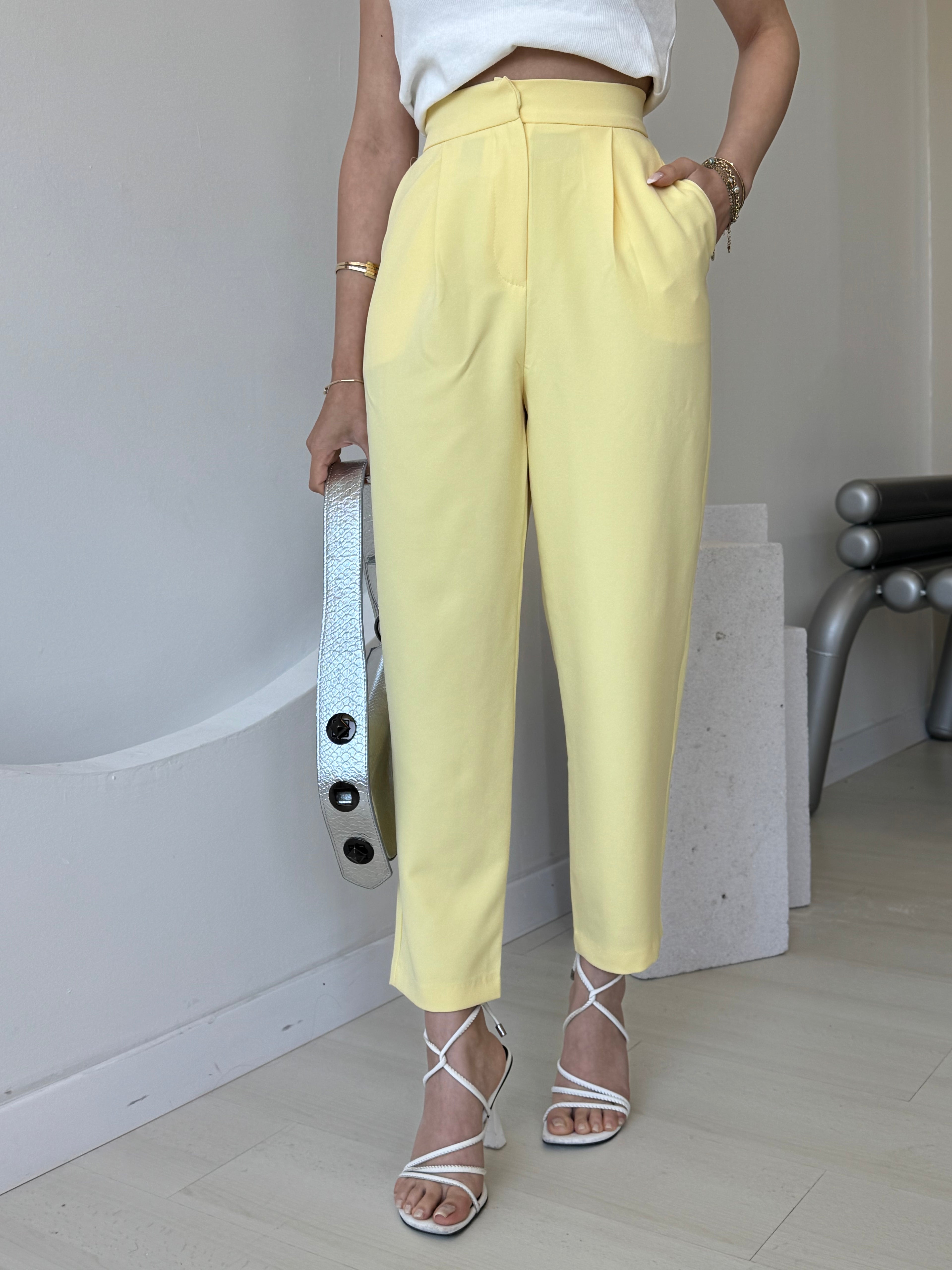 Sarı Pile Detaylı Kumaş Pantolon