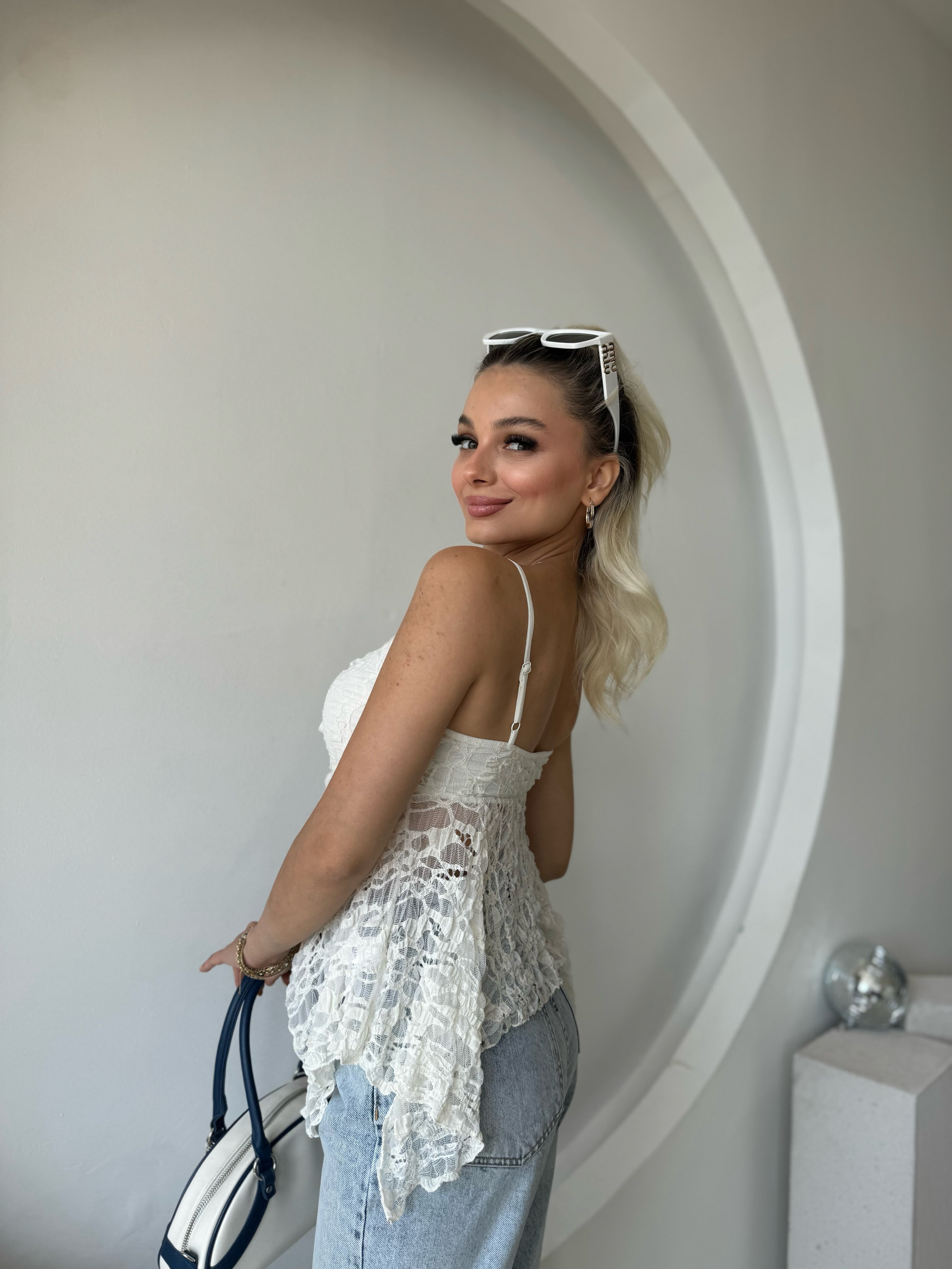 Ekru Askılı Dantel Bluz