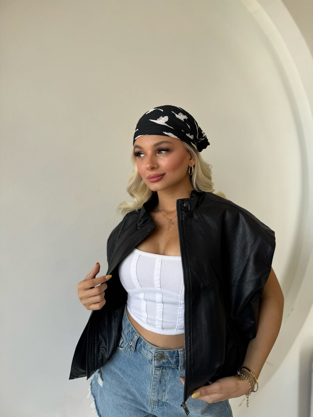 Büzgü Detaylı Dik Yaka Deri Yelek Siyah