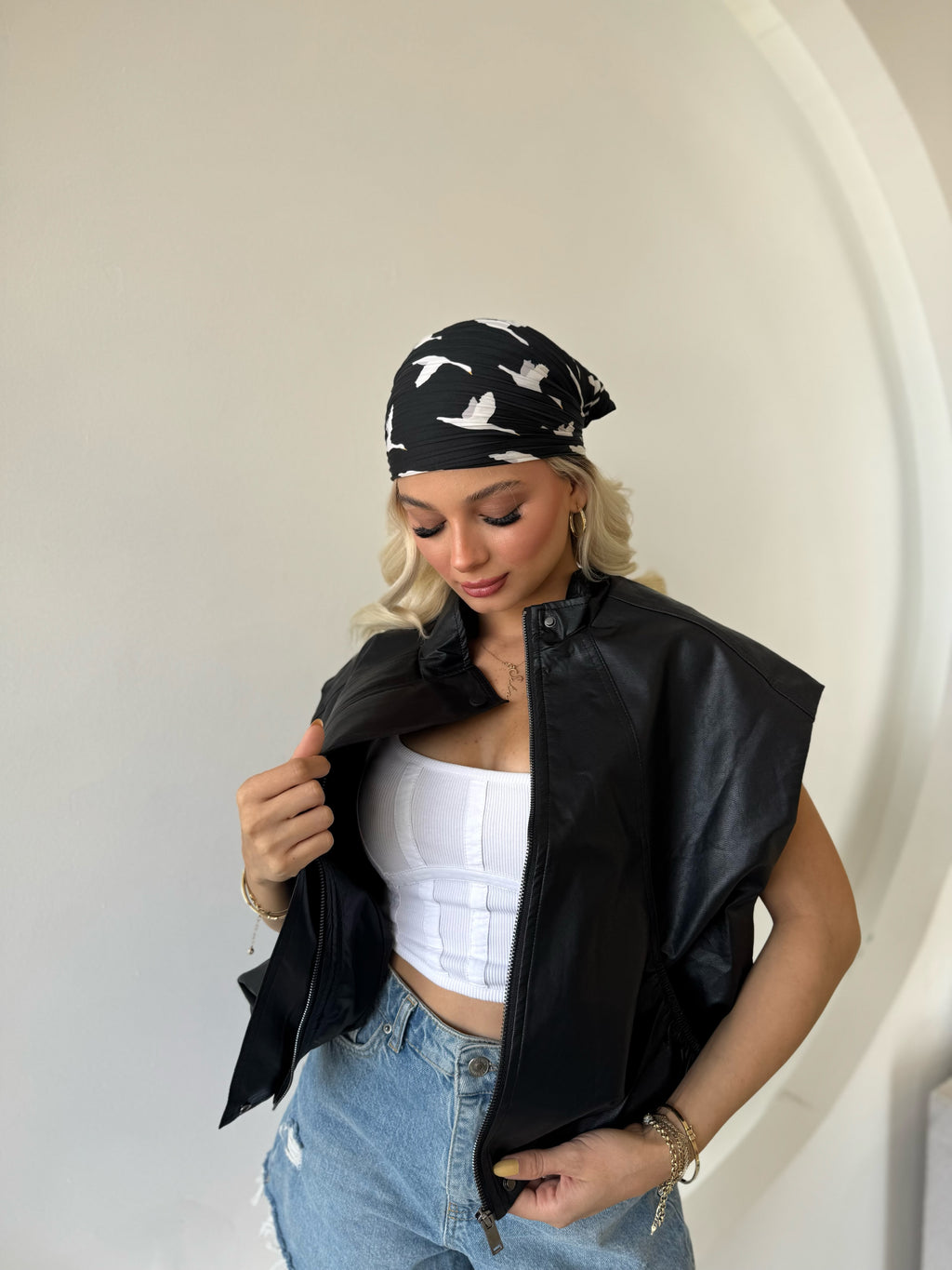 Büzgü Detaylı Dik Yaka Deri Yelek Siyah