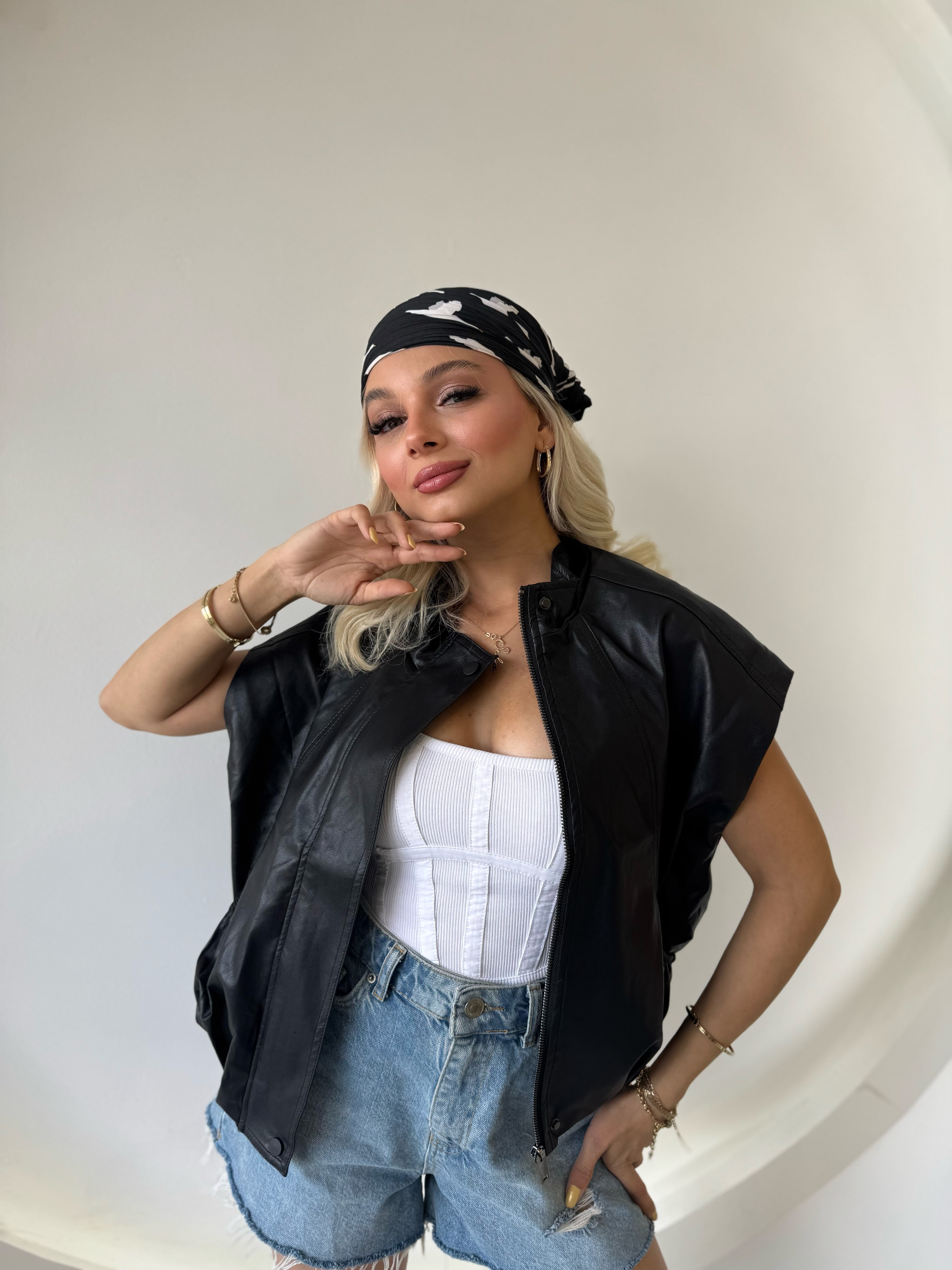 Büzgü Detaylı Dik Yaka Deri Yelek Siyah
