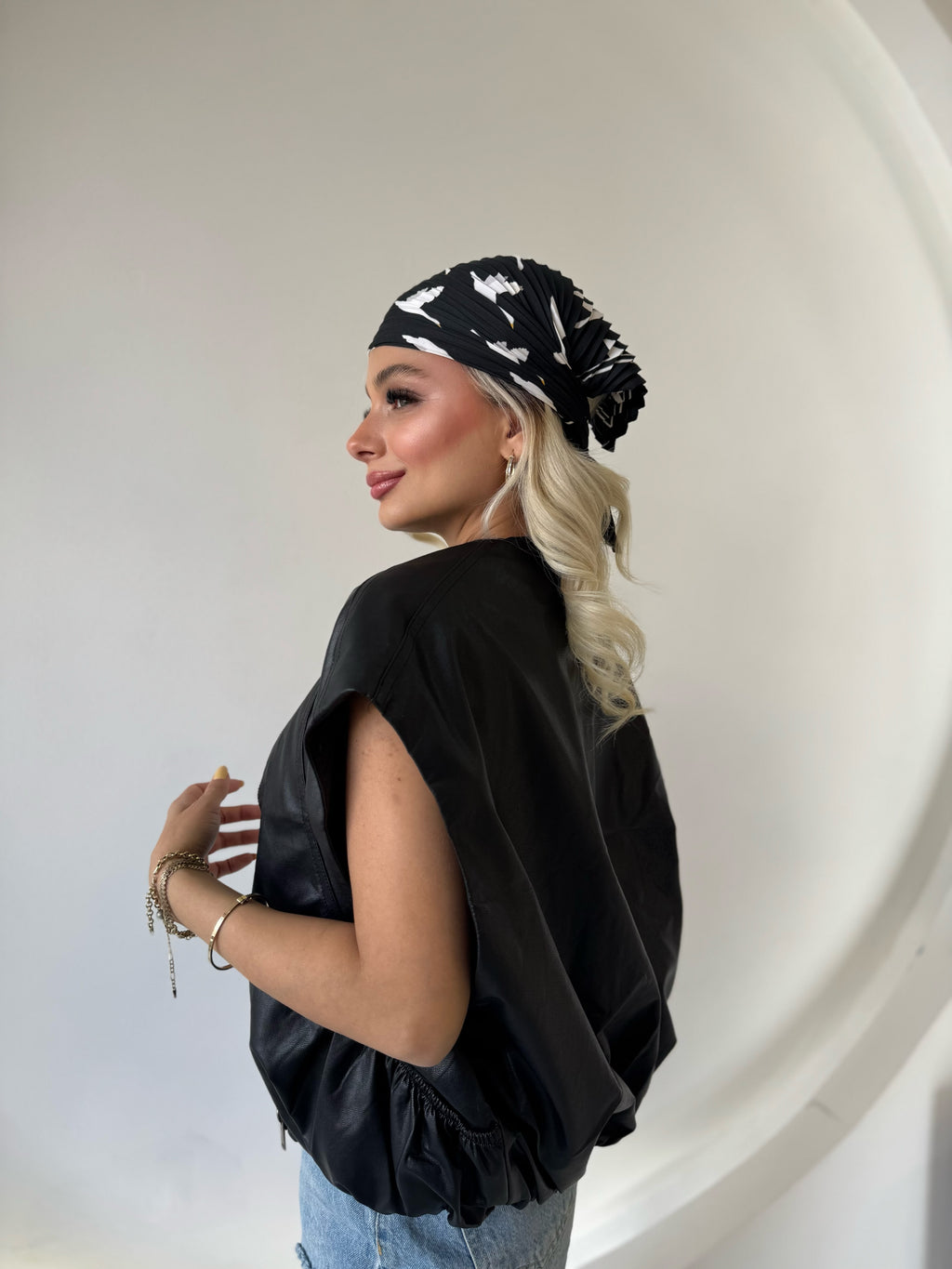 Büzgü Detaylı Dik Yaka Deri Yelek Siyah