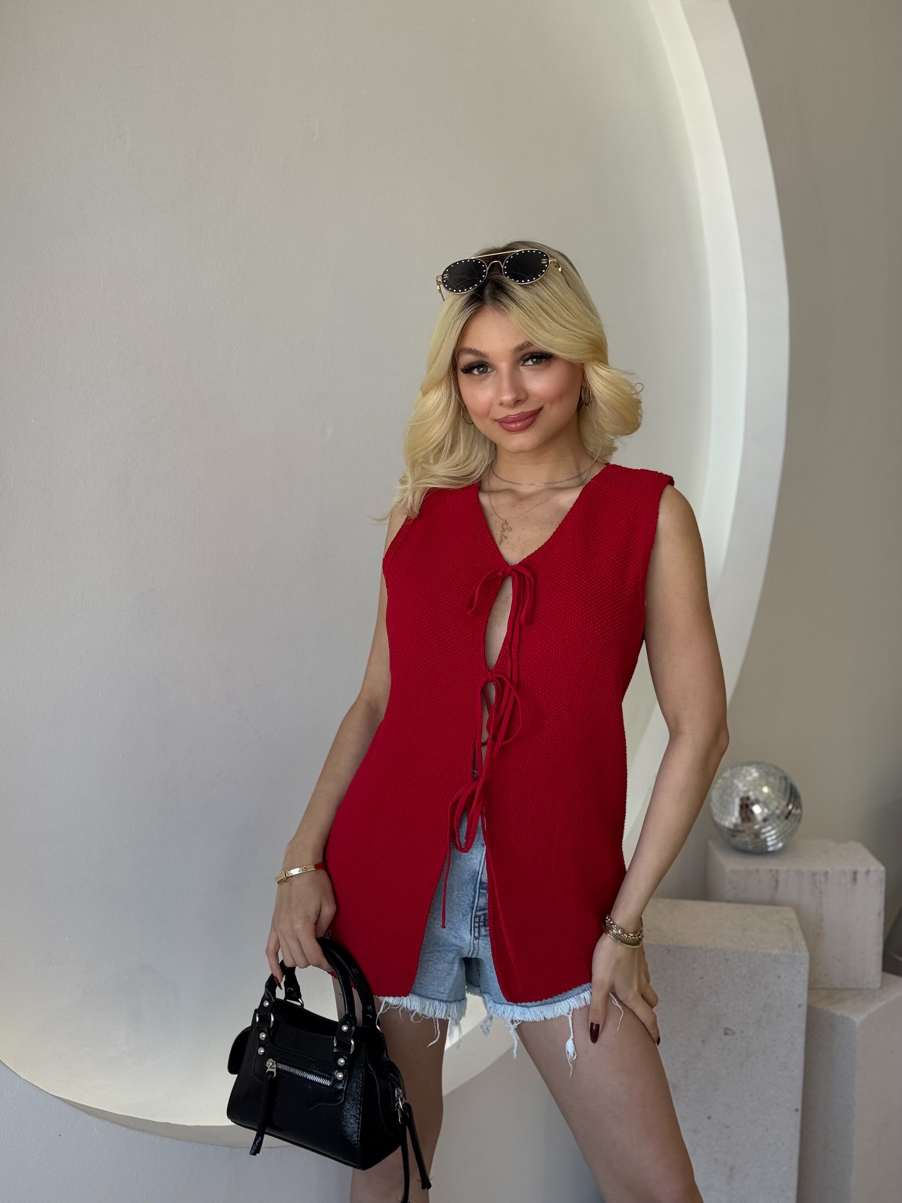 Kırmızı Önden Bağlamalı Triko Yelek