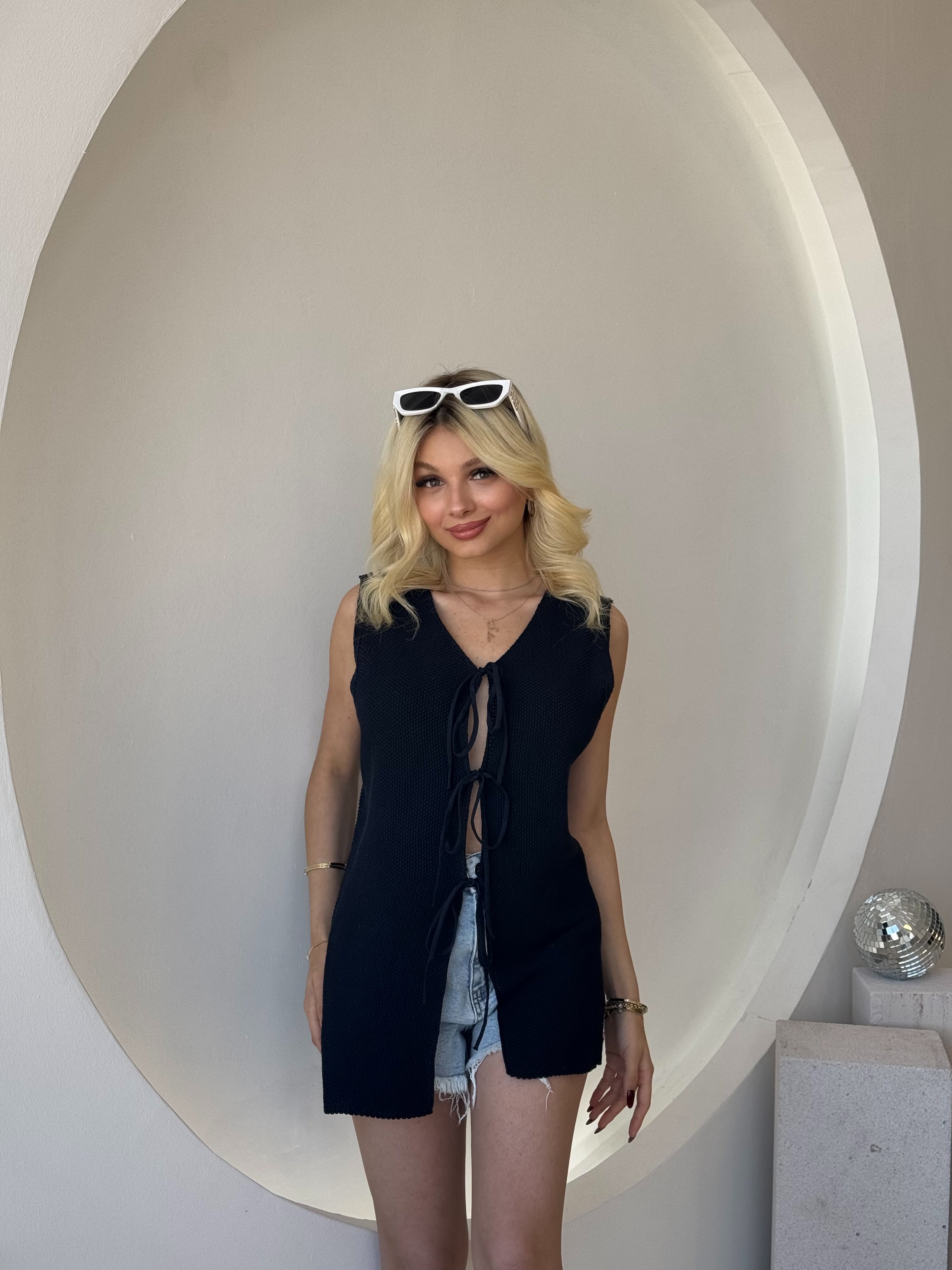 Lacivert Önden Bağlamalı Triko Yelek