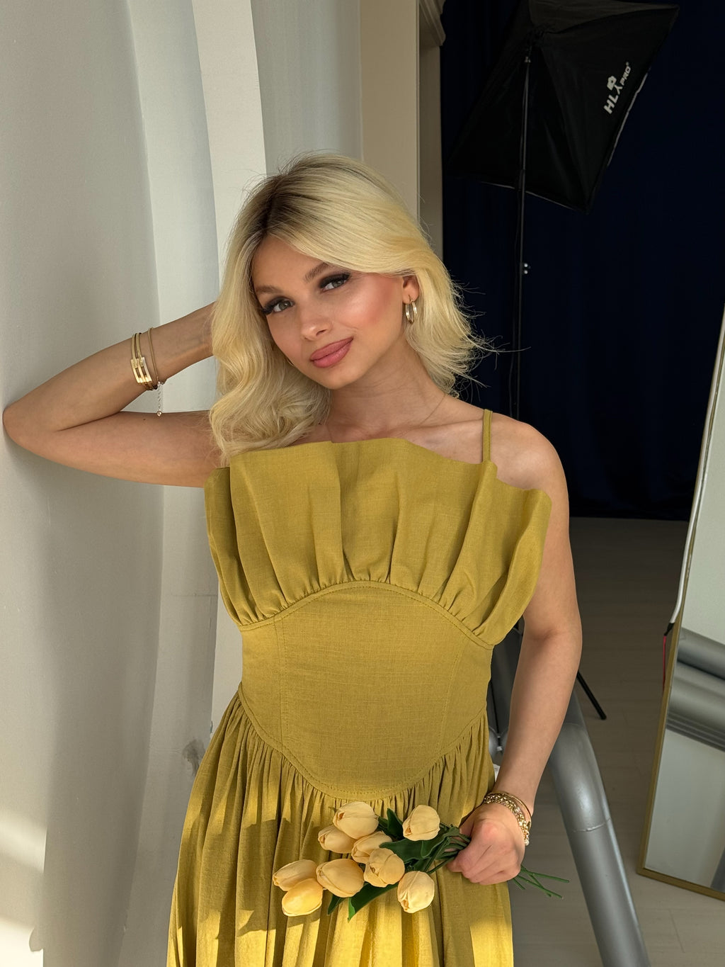 Hardal Rengi Kıvrımlı Büstiyer Yaka Midi Elbise