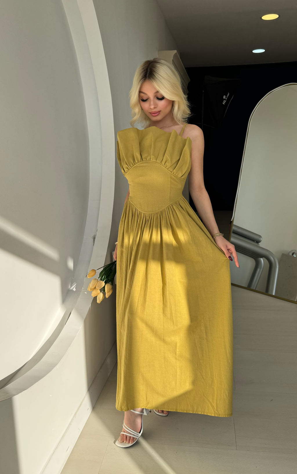 Hardal Rengi Kıvrımlı Büstiyer Yaka Midi Elbise