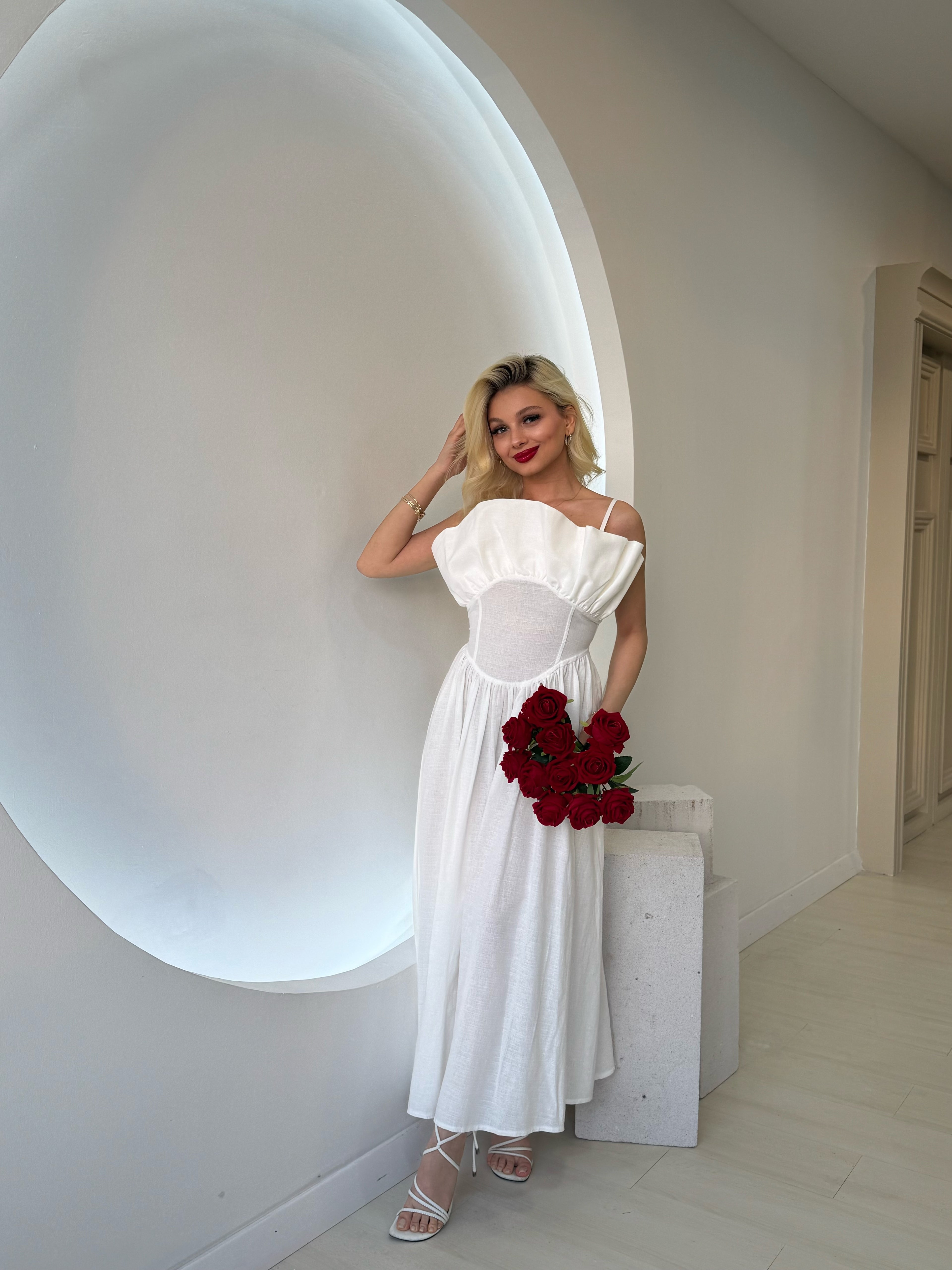 Beyaz Kıvrımlı Büstiyer Yaka Midi Elbise