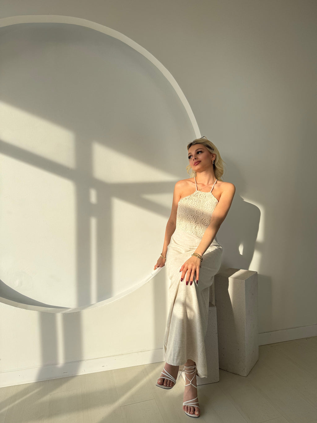 Halter Yaka Dantel Detaylı Elbise