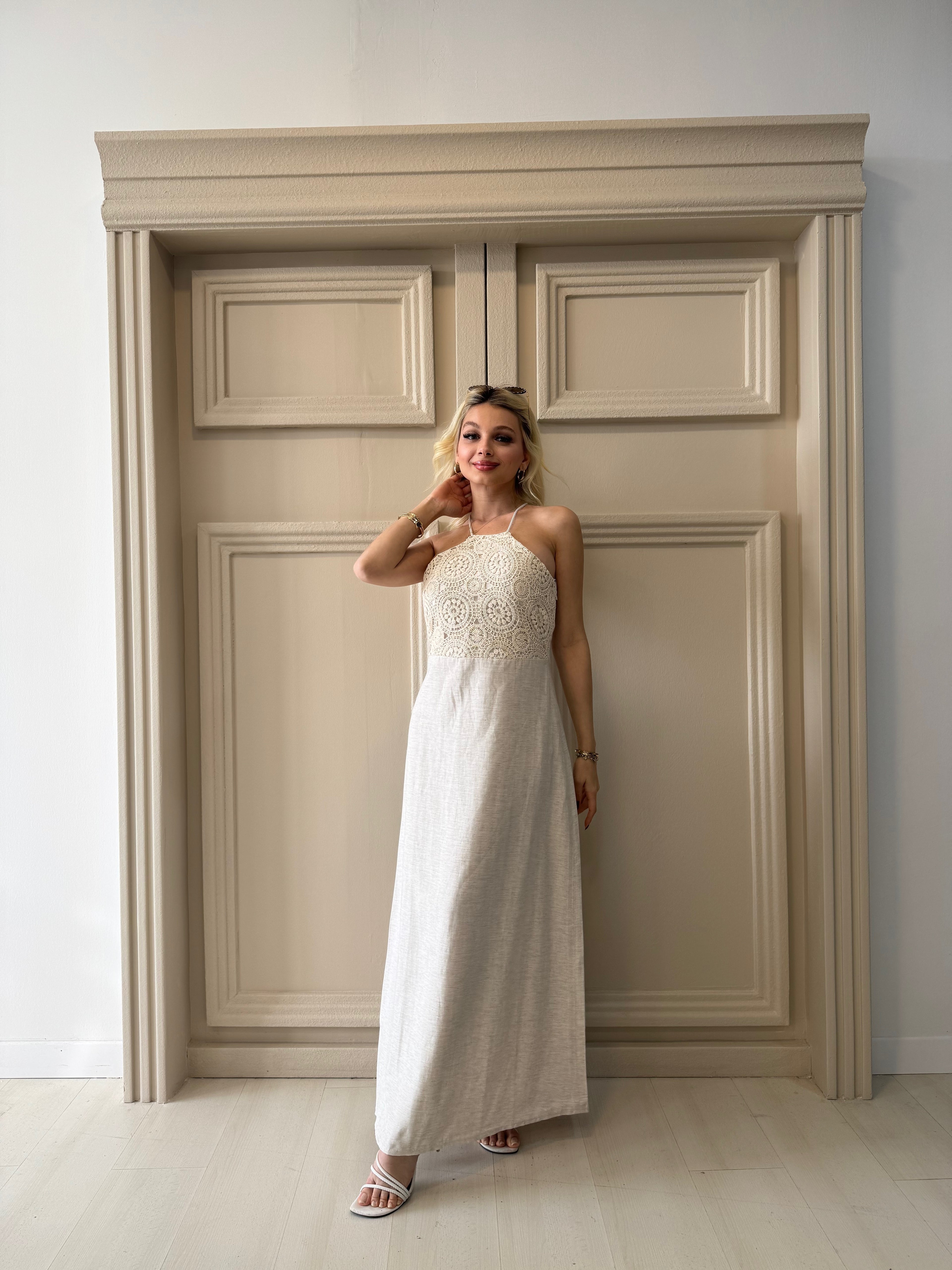 Halter Yaka Dantel Detaylı Elbise