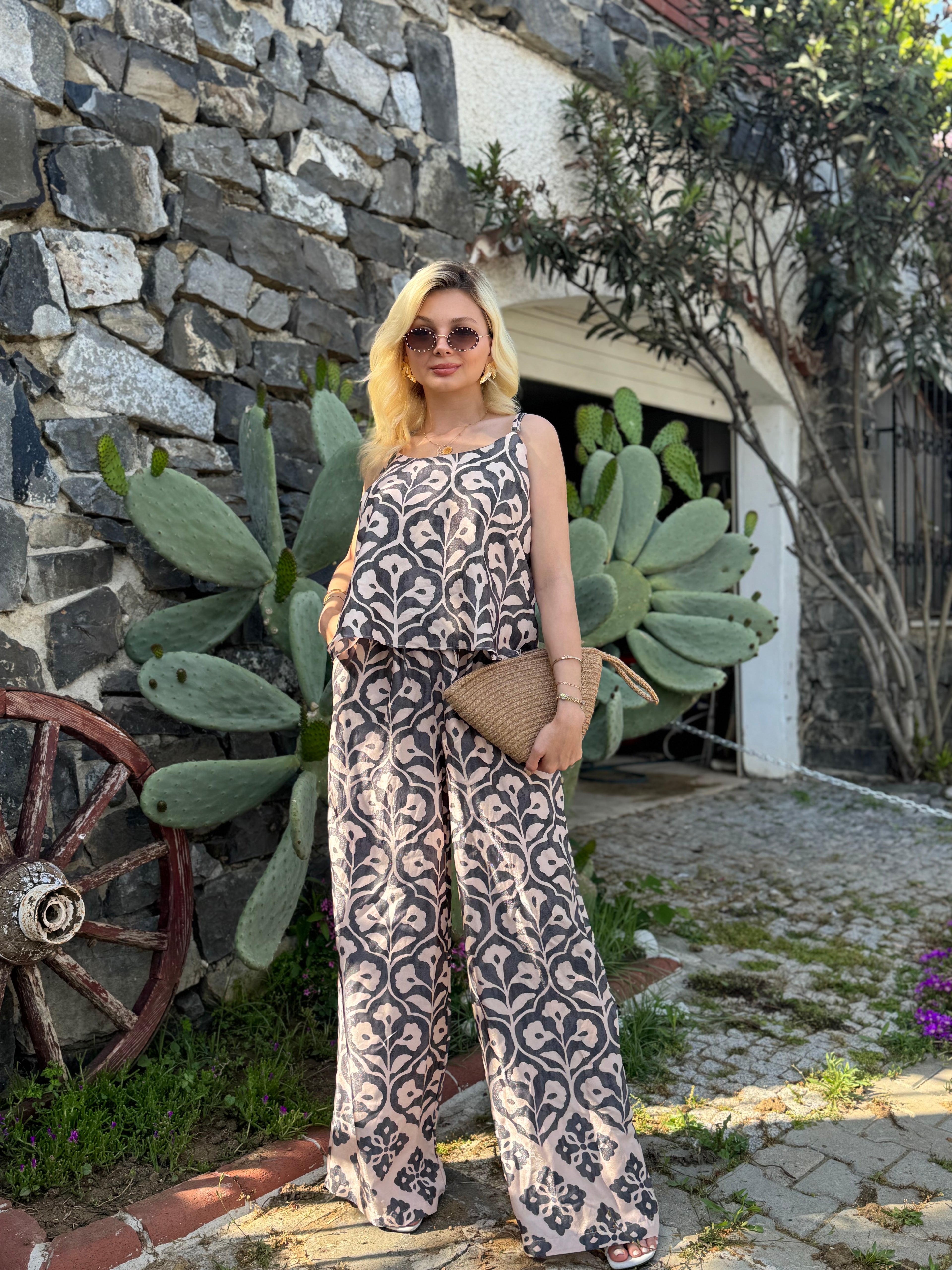 Acı Kahve Ekru Jakarlı Askılı Bluz Pantolon Takım