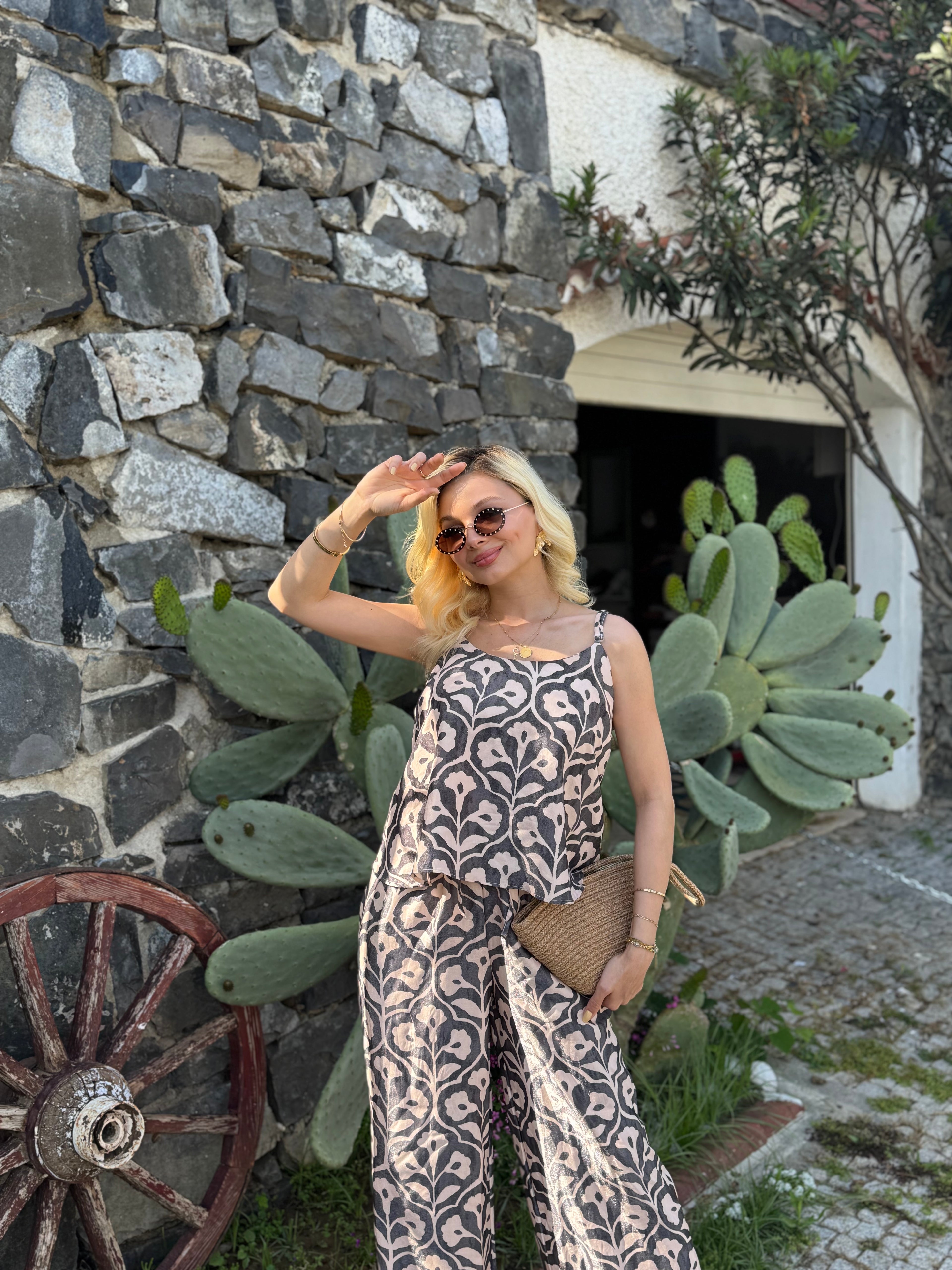 Acı Kahve Ekru Jakarlı Askılı Bluz Pantolon Takım