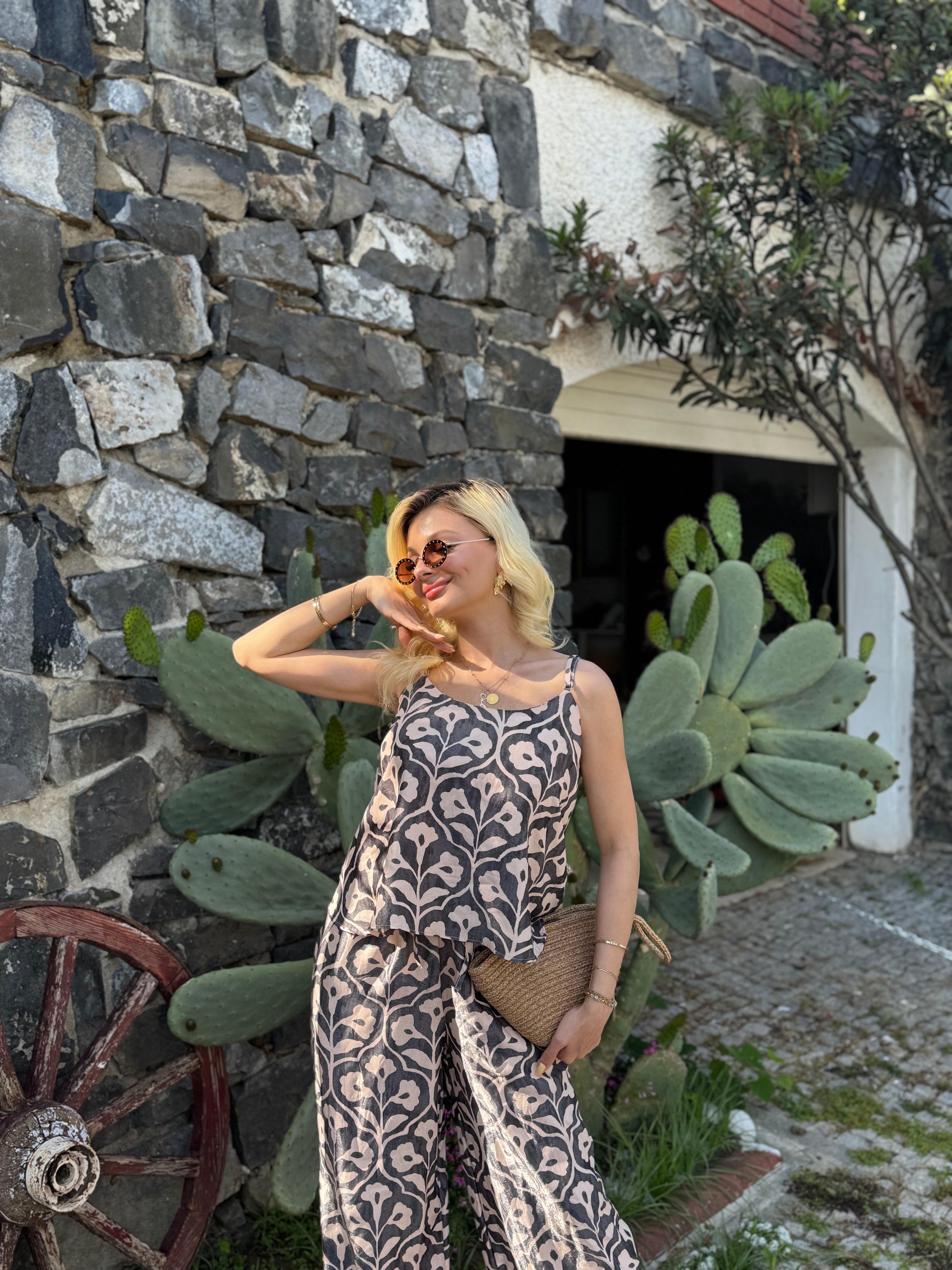 Acı Kahve Ekru Jakarlı Askılı Bluz Pantolon Takım