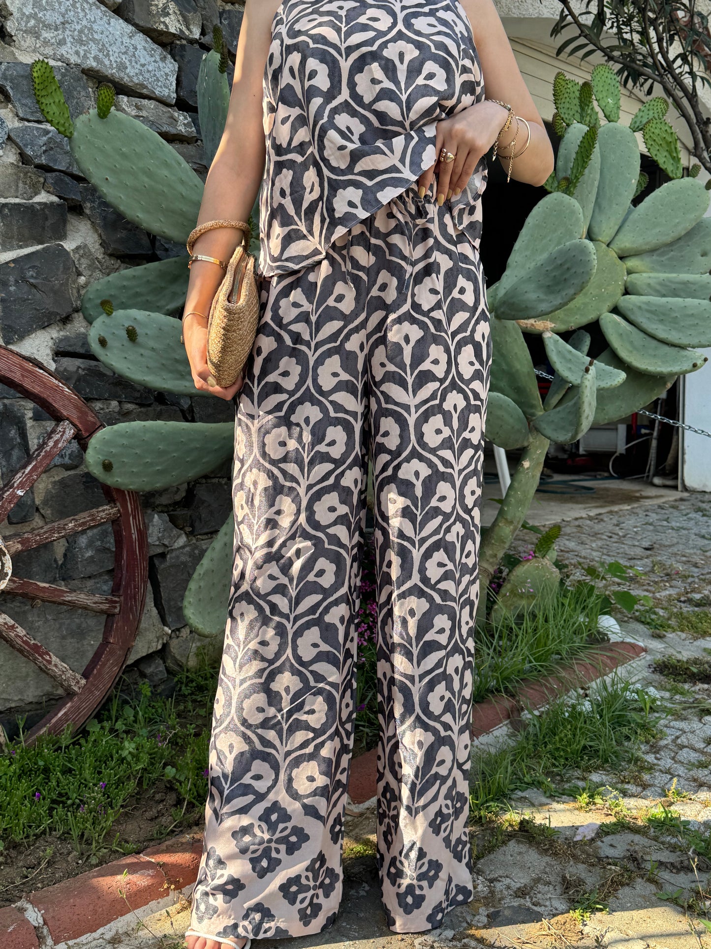 Acı Kahve Ekru Jakarlı Askılı Bluz Pantolon Takım