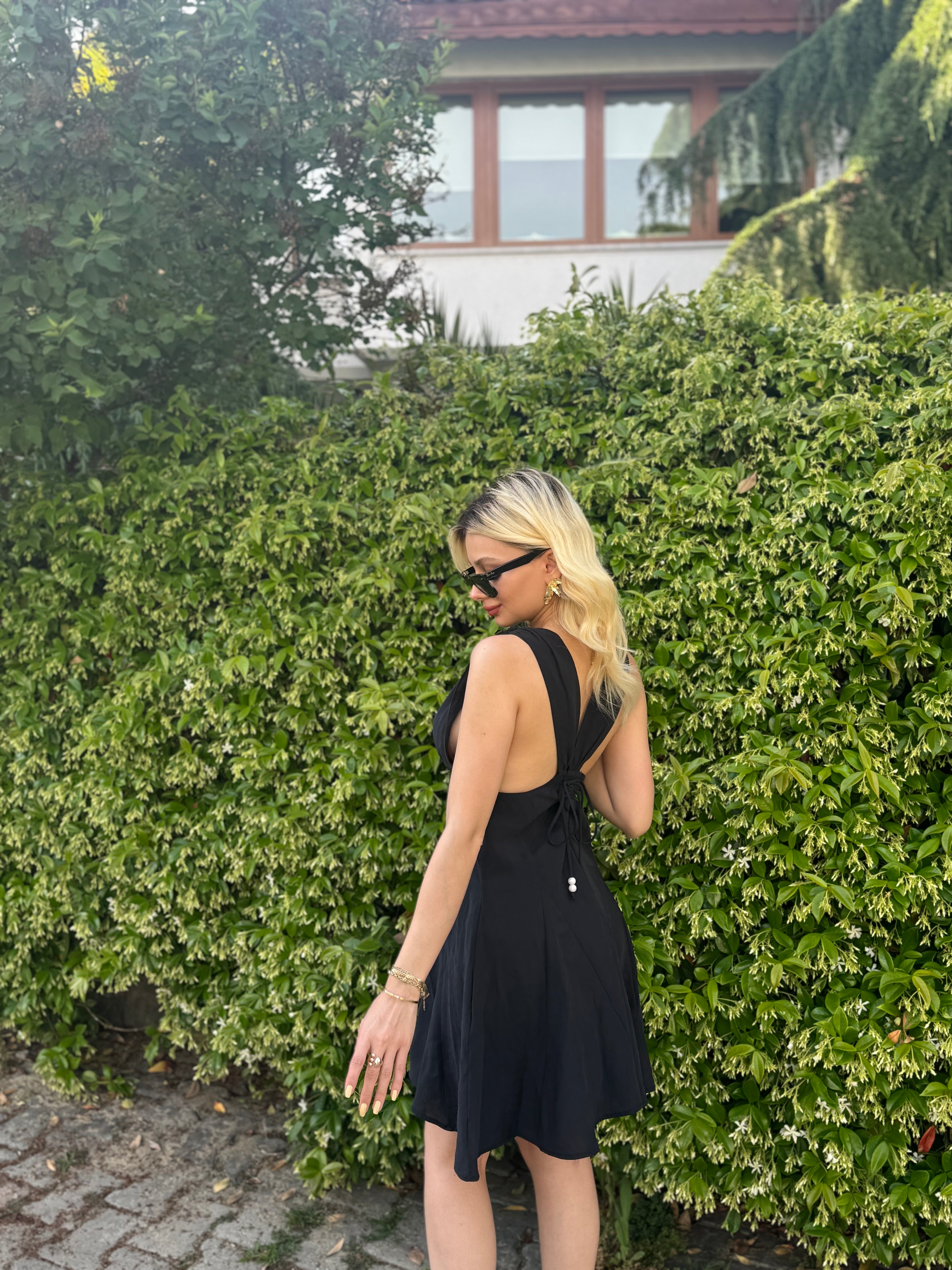 Siyah Askılı Volanlı Kısa Elbise