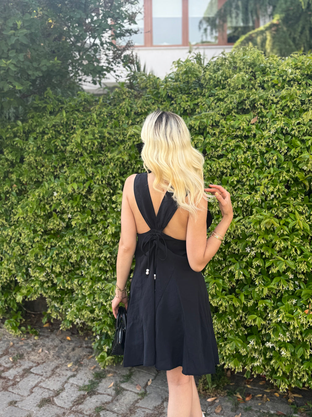 Siyah Askılı Volanlı Kısa Elbise