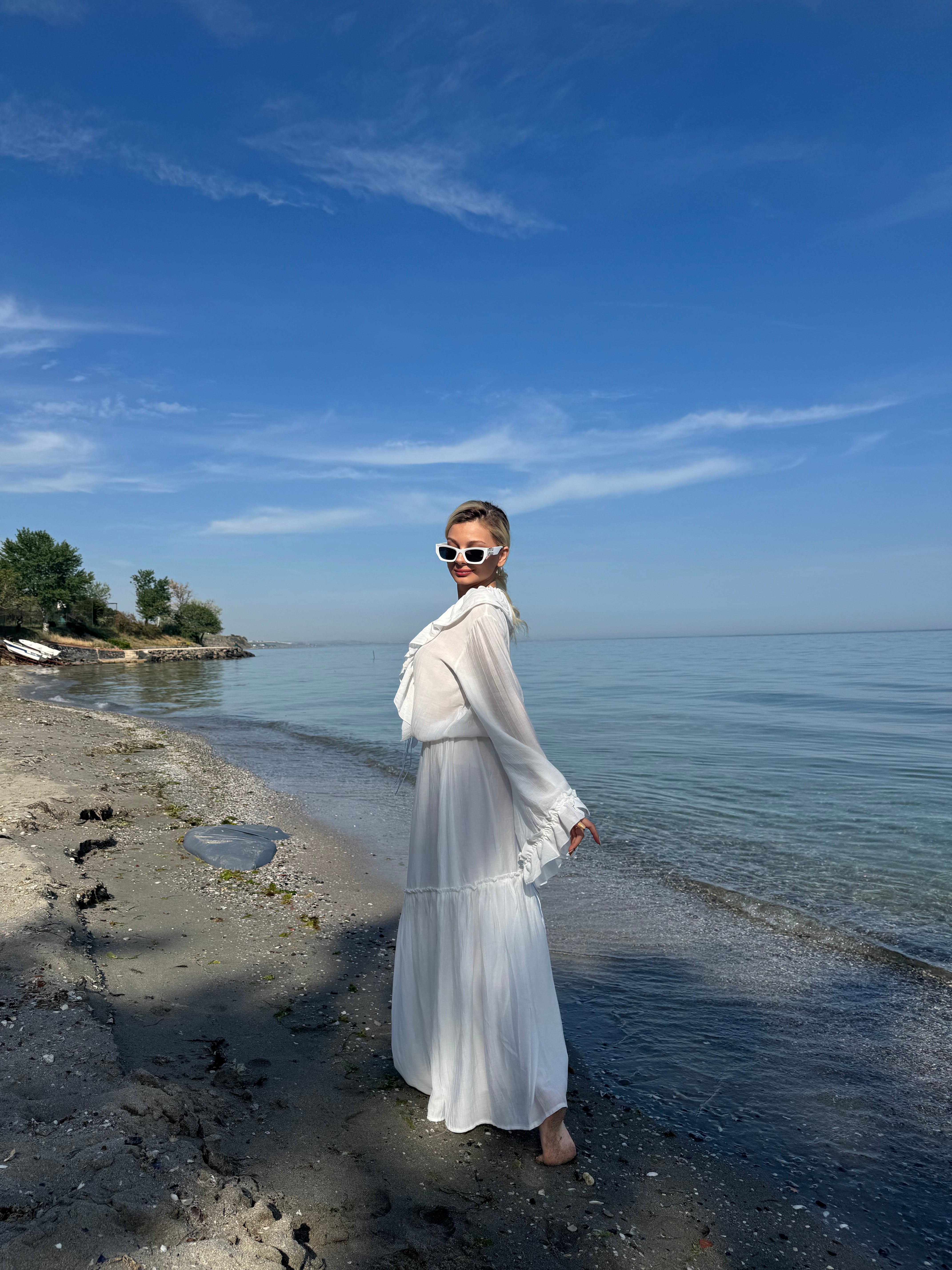 Beyaz V Yaka Önü Bağlamalı Beli Lastikli Kolu Fırfırlı Elbise