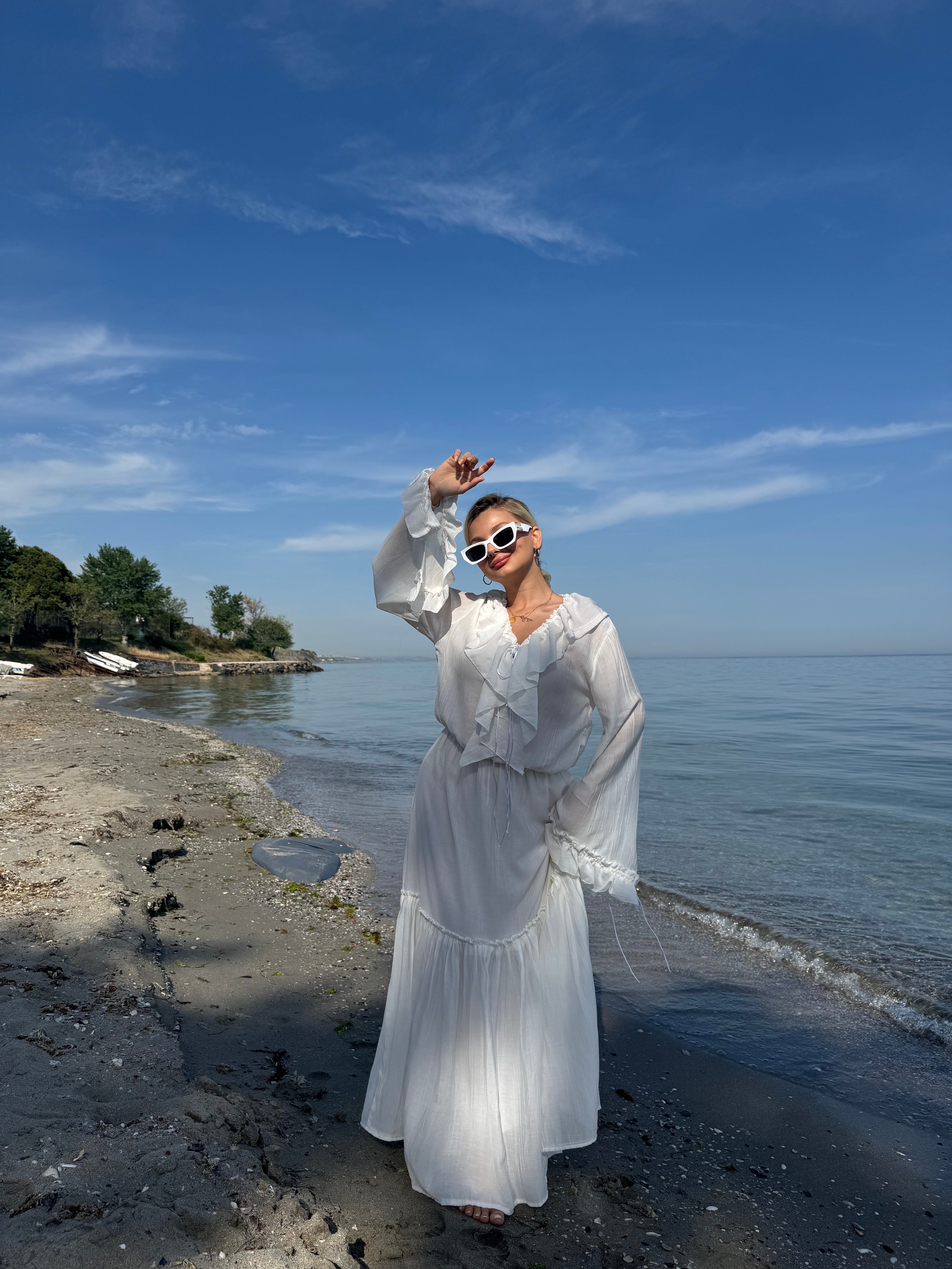 Beyaz V Yaka Önü Bağlamalı Beli Lastikli Kolu Fırfırlı Elbise